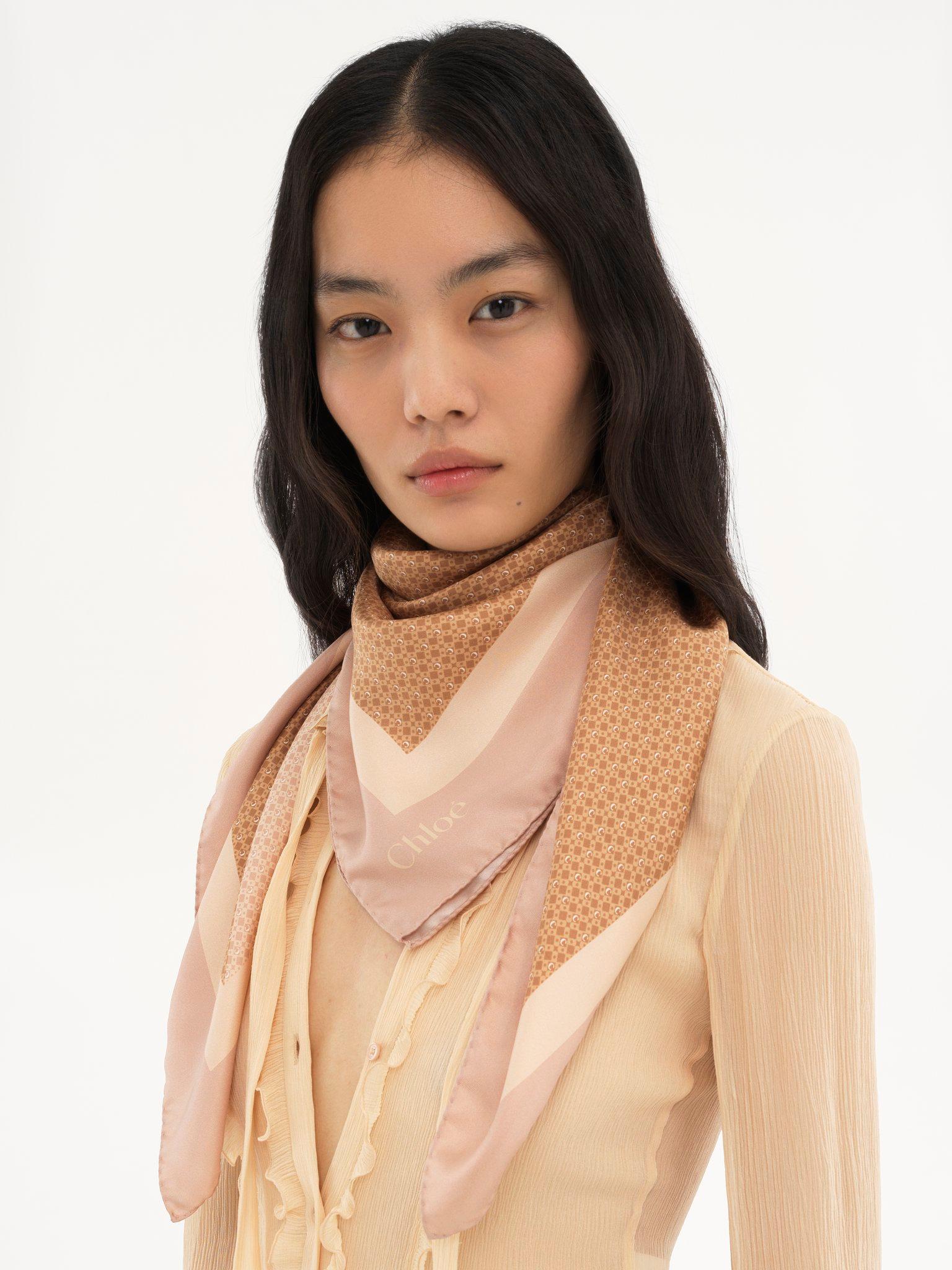 The Chloé Mini Tie-Print scarf in silk Product Image
