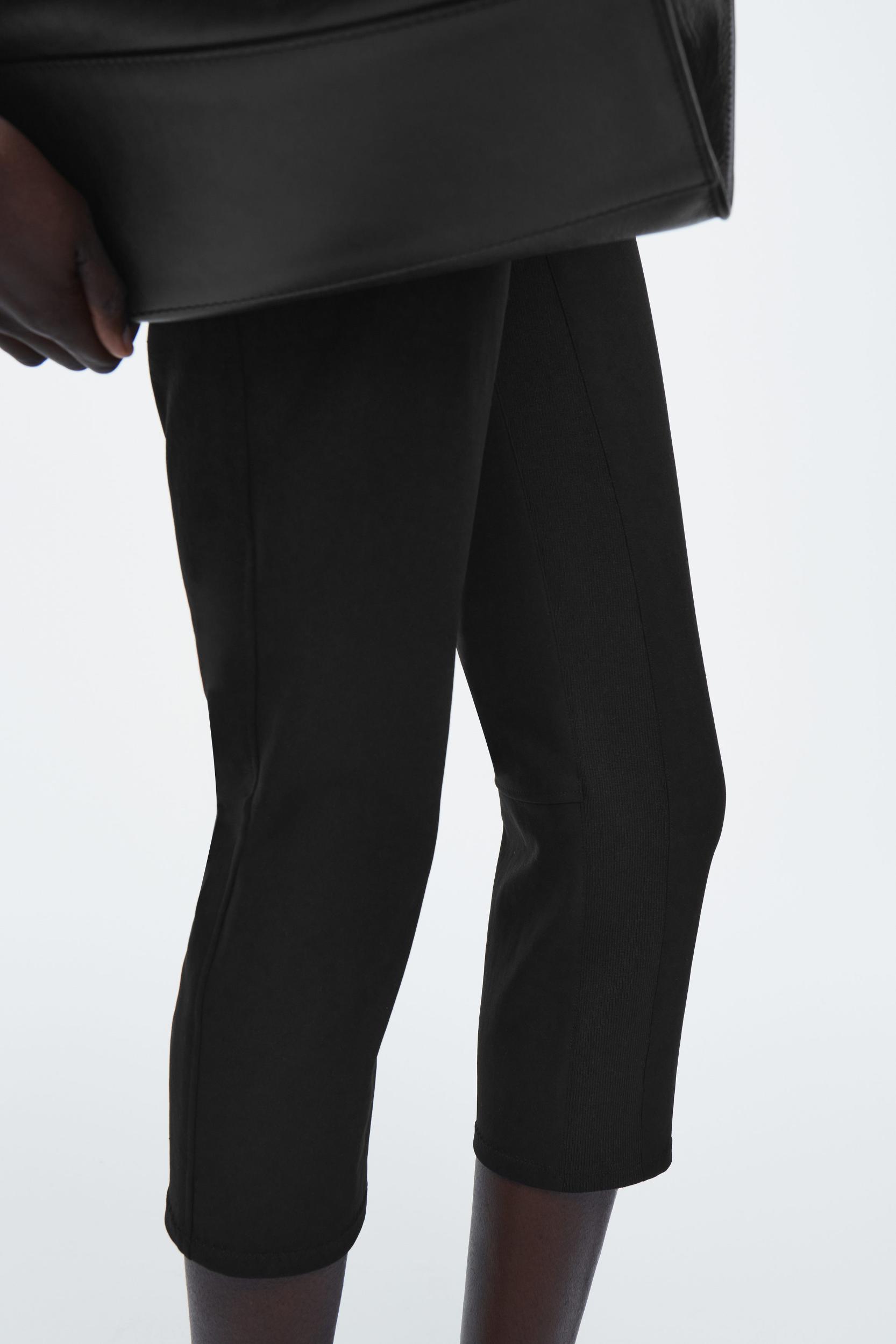 SLIM CAPRI PANTS Product Image