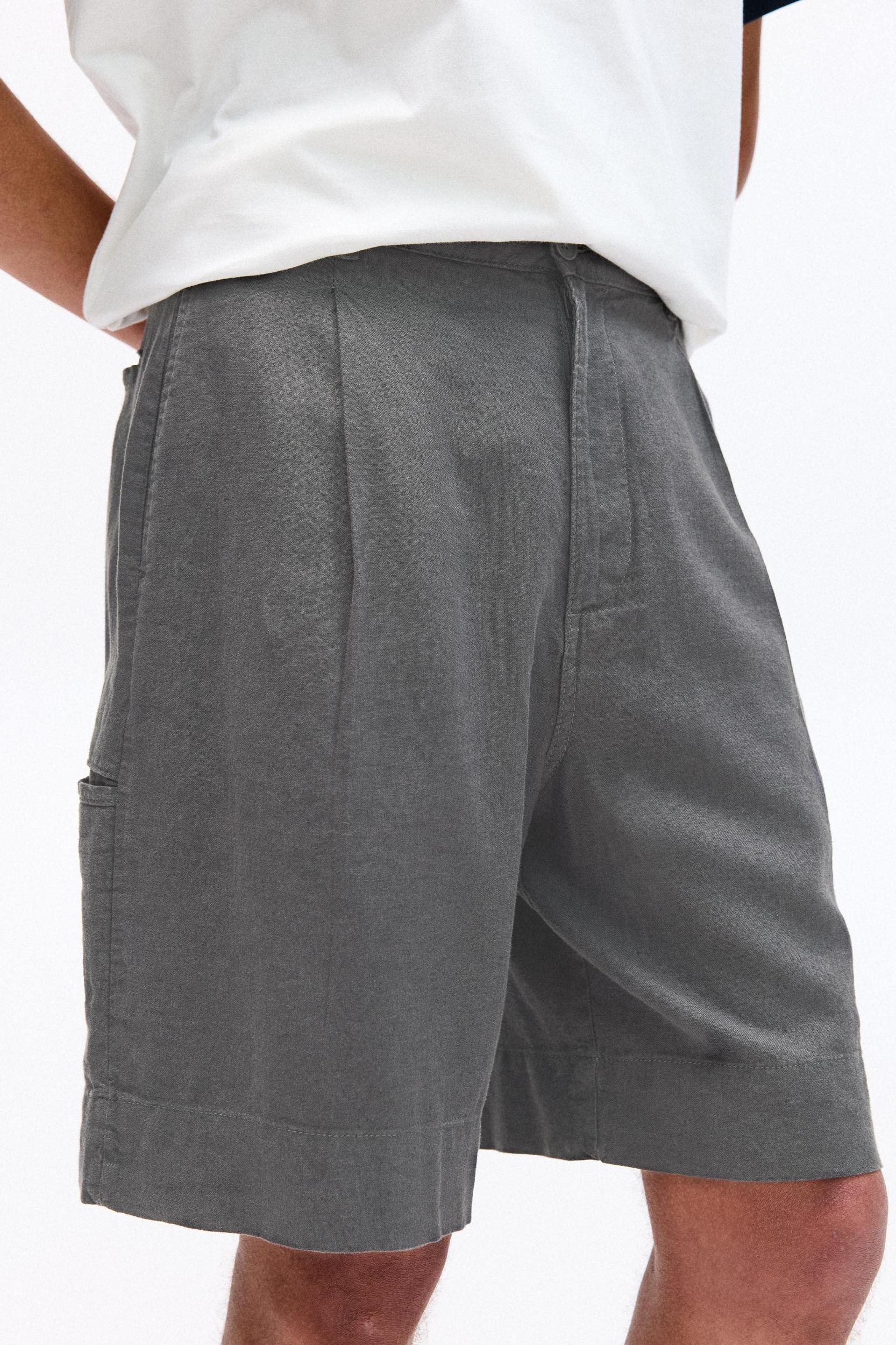 Baggy linen blend Bermuda shorts Product Image