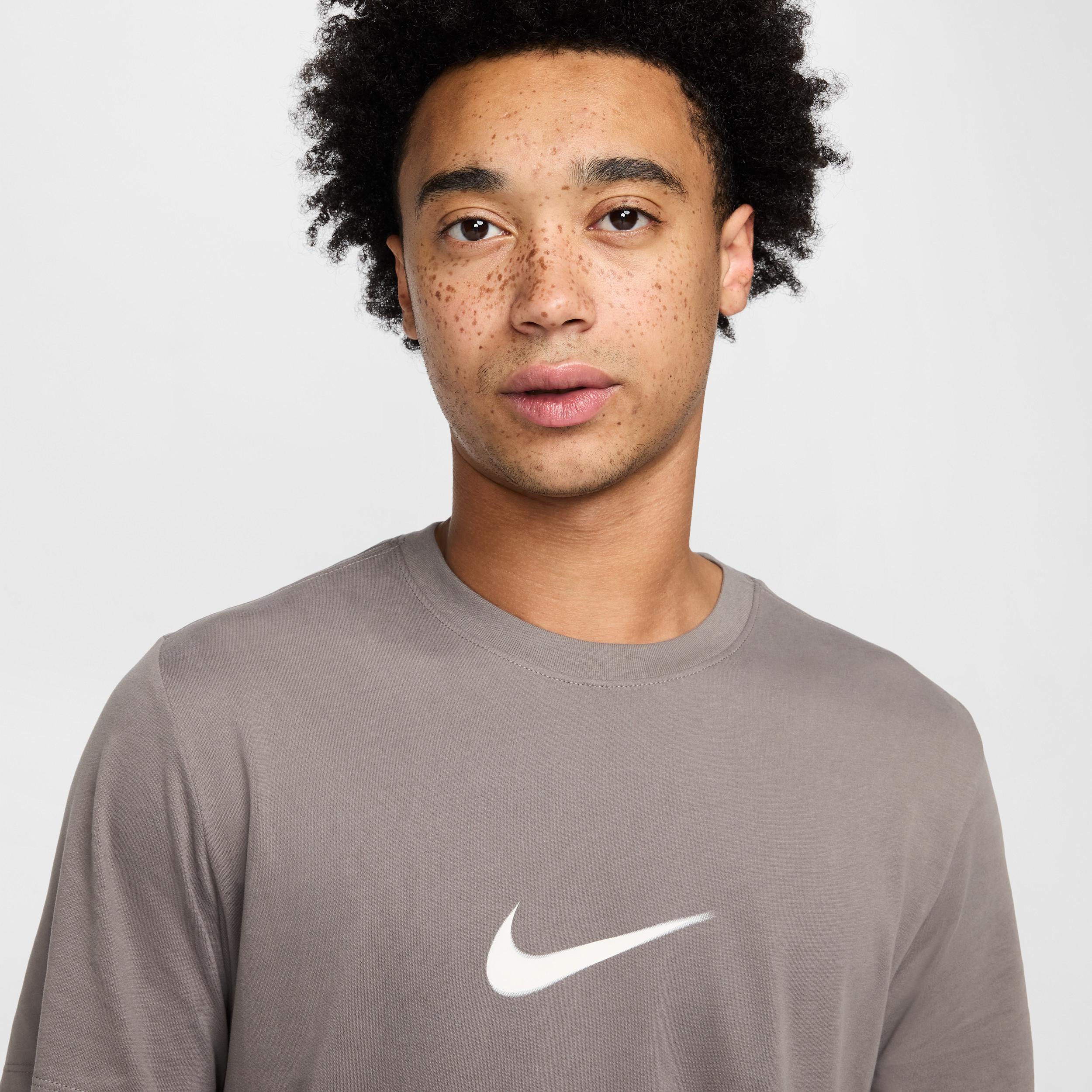 Nike Men's Dri-FIT Fitness T-Shirt Product Image