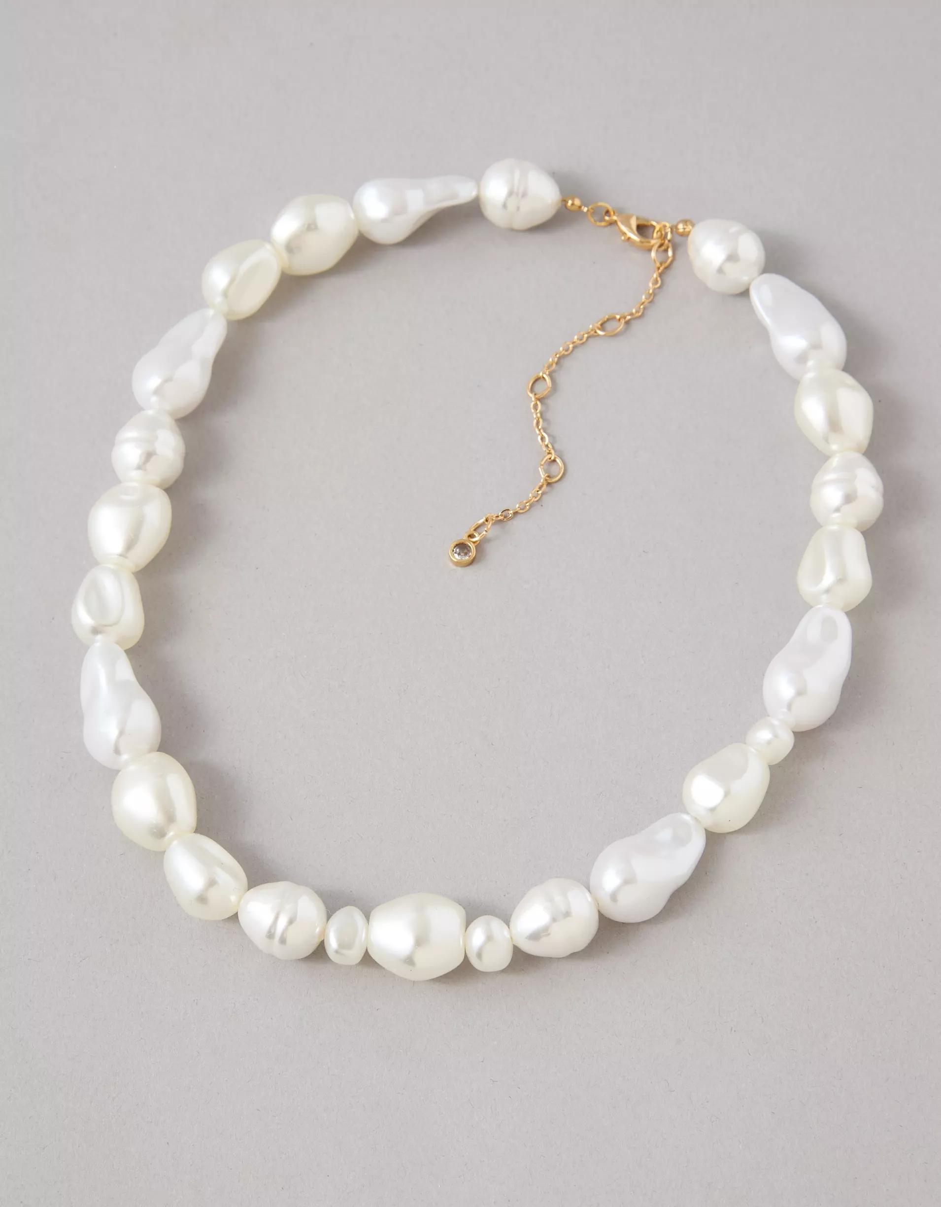 AEO Chunky Pearl Necklace Product Image