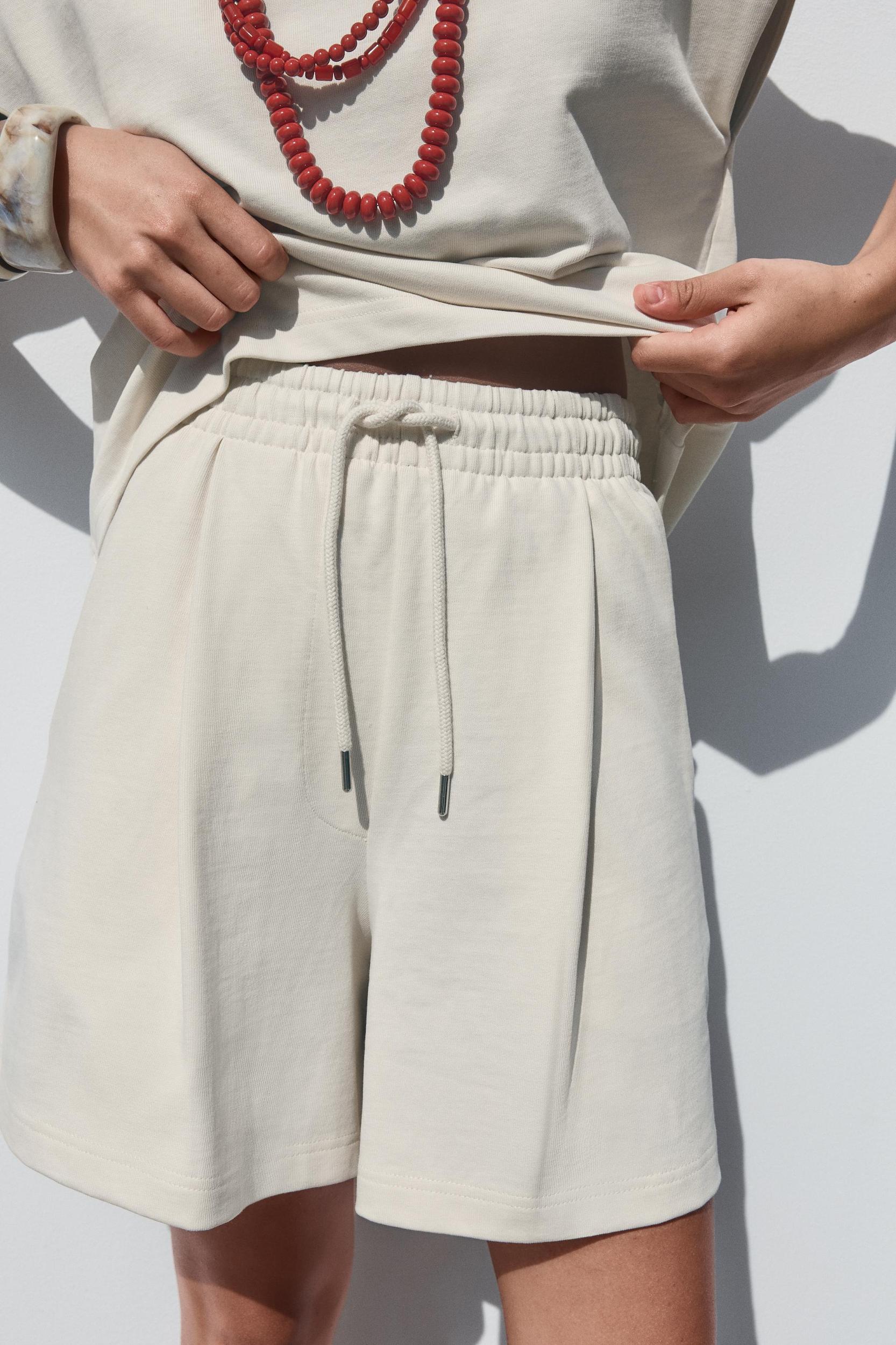 TEXTURED WEAVE PLEATED SHORTS Product Image