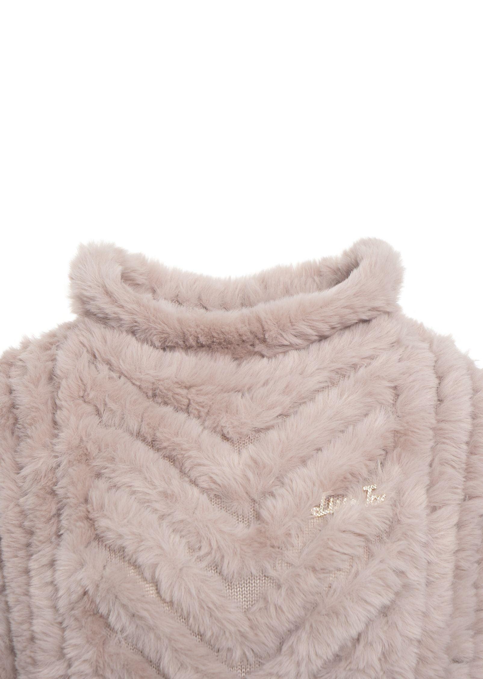 Faux fur cape Product Image