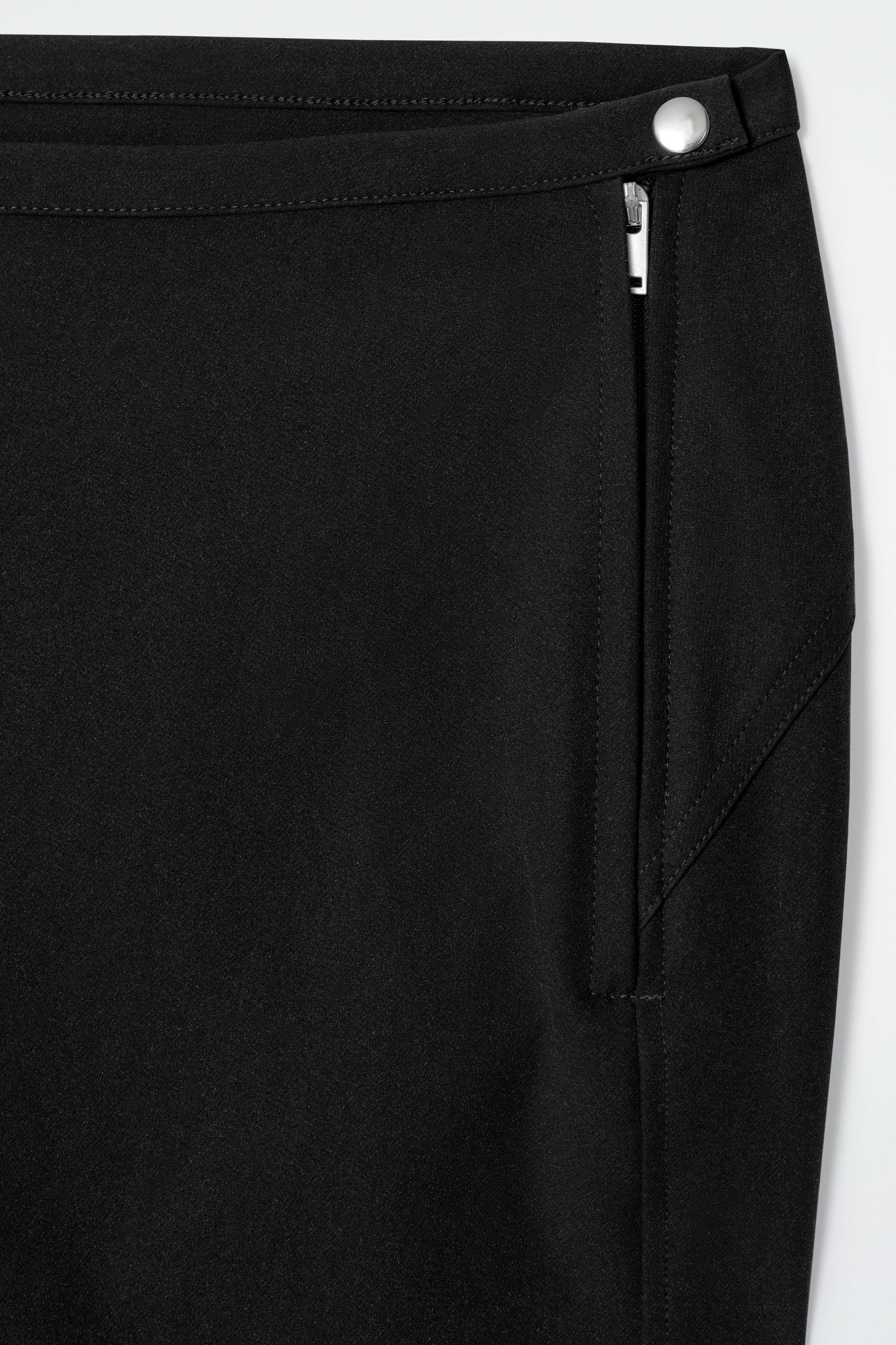 SLIM CAPRI PANTS Product Image