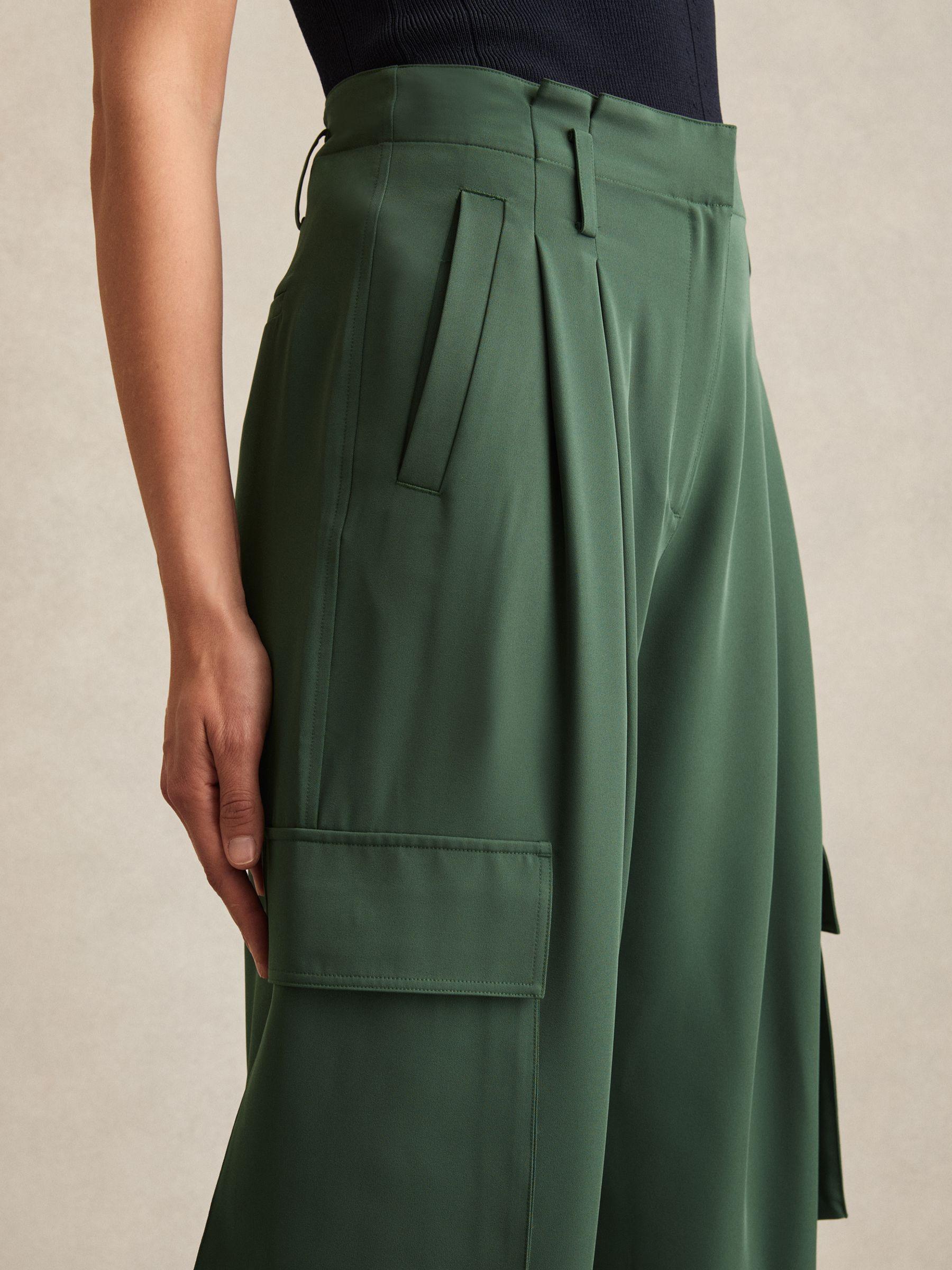 Wide-Leg Pleated Cargo Trousers in Green Product Image