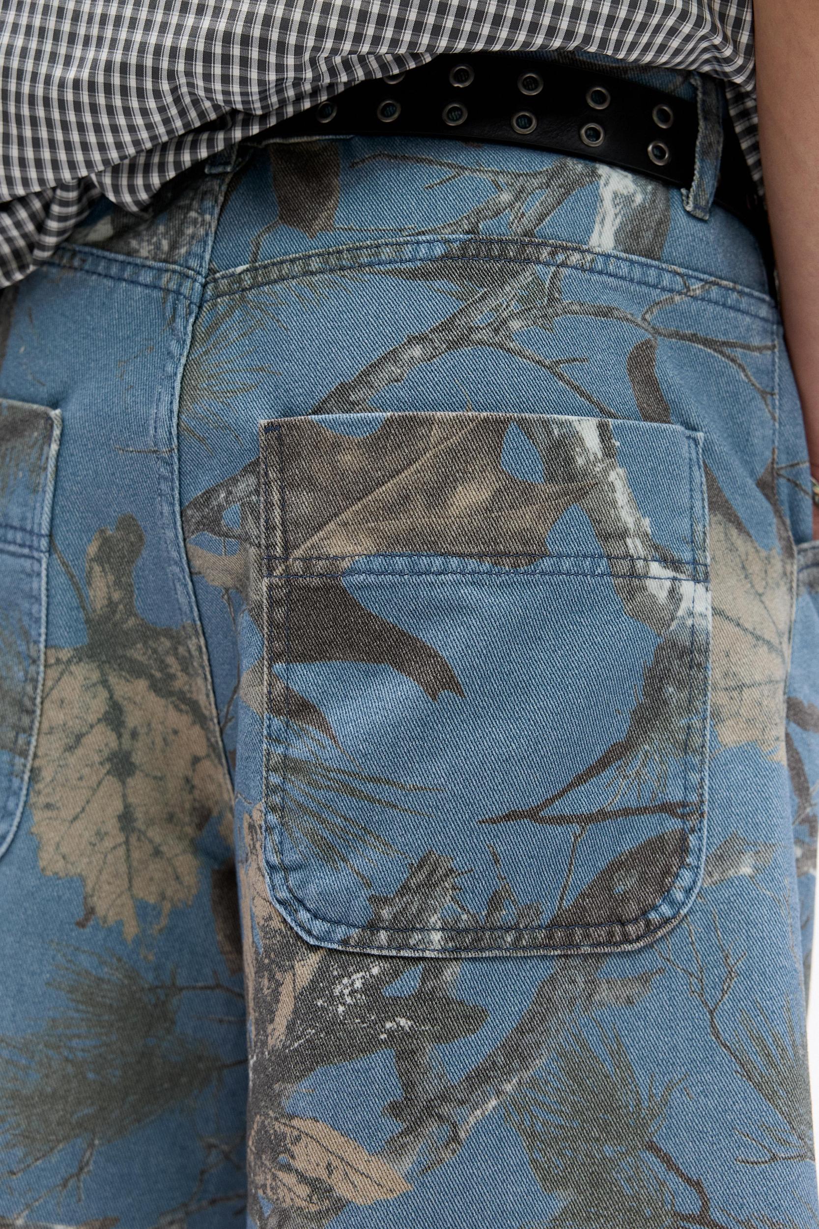 Leaf print baggy Bermuda shorts Product Image