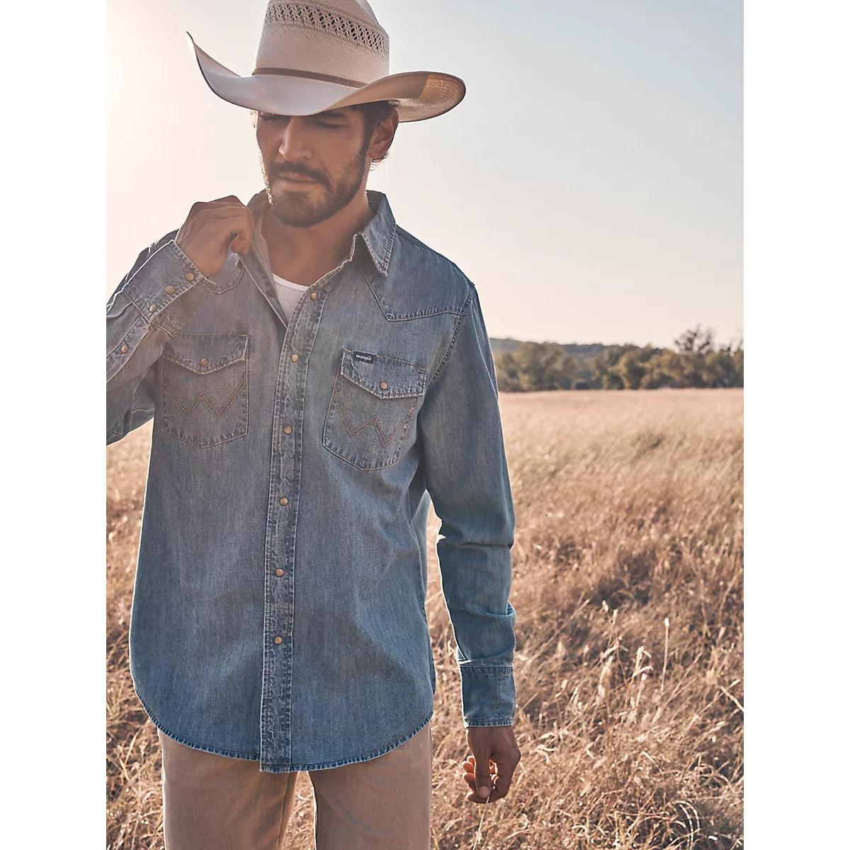 Men's Wrangler® Classic Denim Western Snap Shirt in Light Wash Product Image