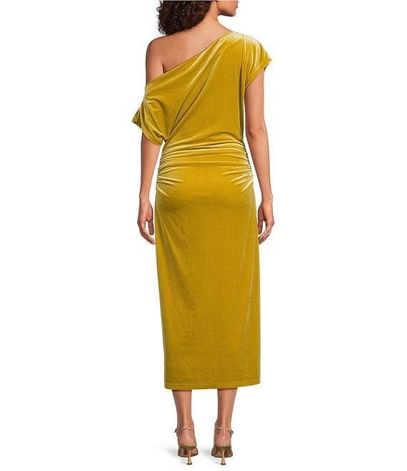 Gibson & Latimer Velvet Asymmetric Neck One Shoulder Off-The-Shoulder Short Sleeve Ruched Sheath Midi Dress Product Image