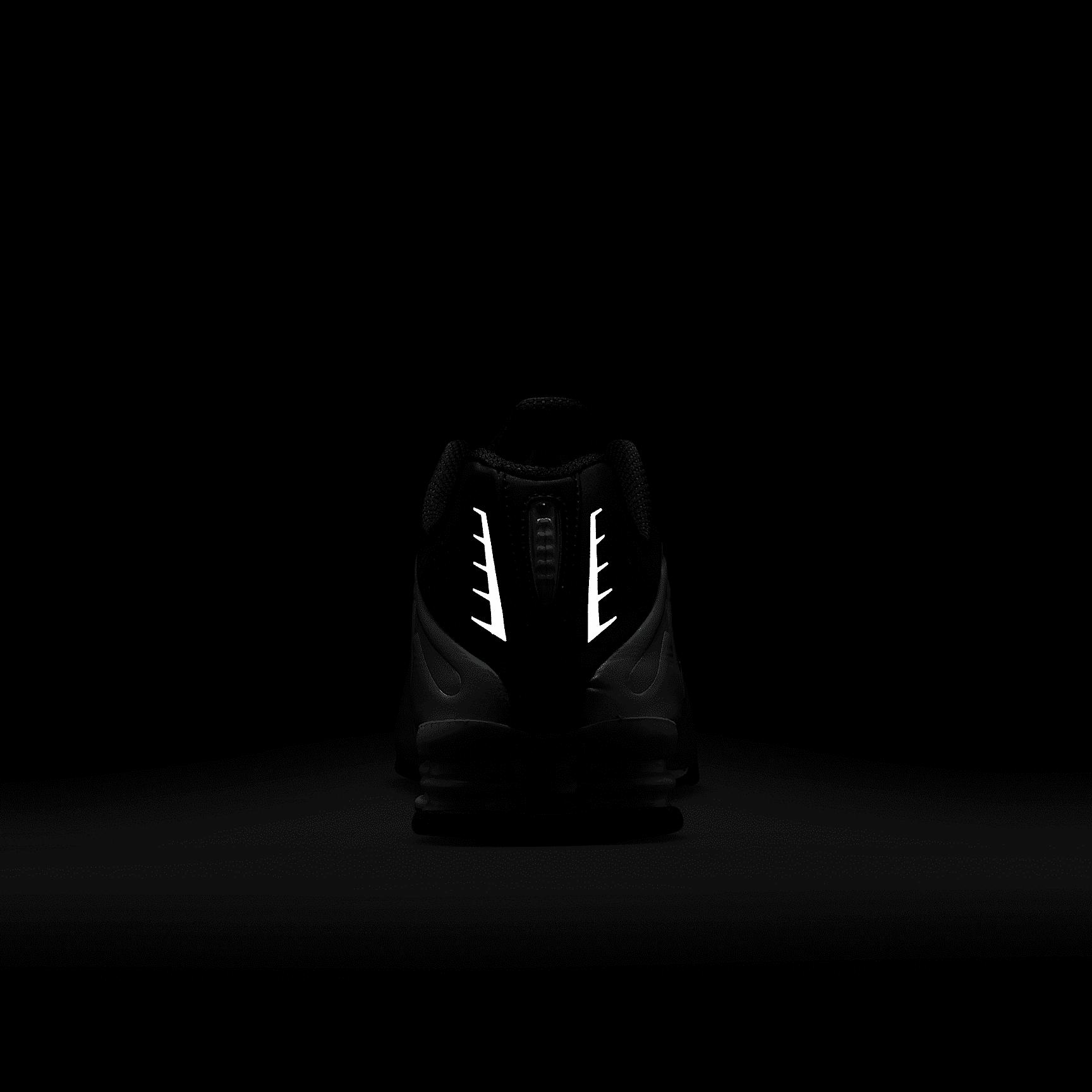 Nike Men's Shox R4 Shoes Product Image