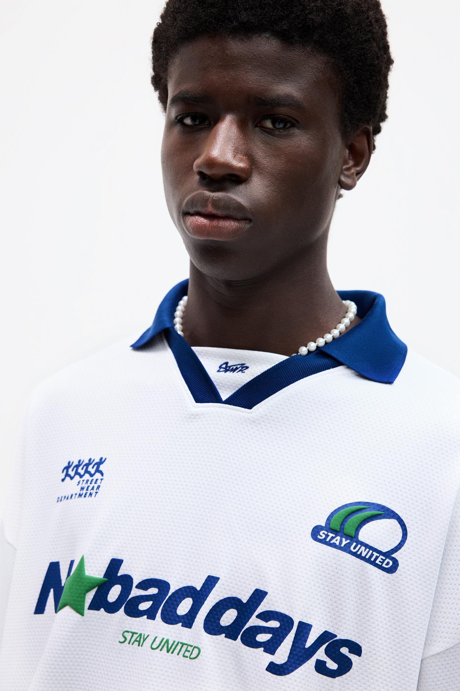 White polo collar T-shirt Product Image