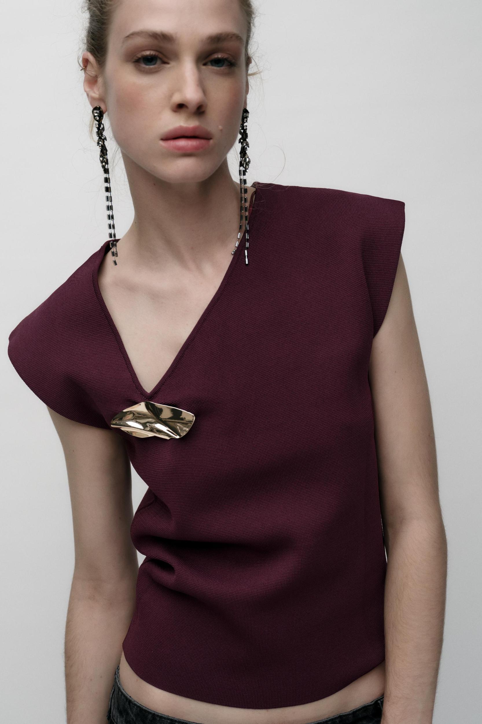 KNIT TOP WITH GOLDEN APPLIQUÉ Product Image