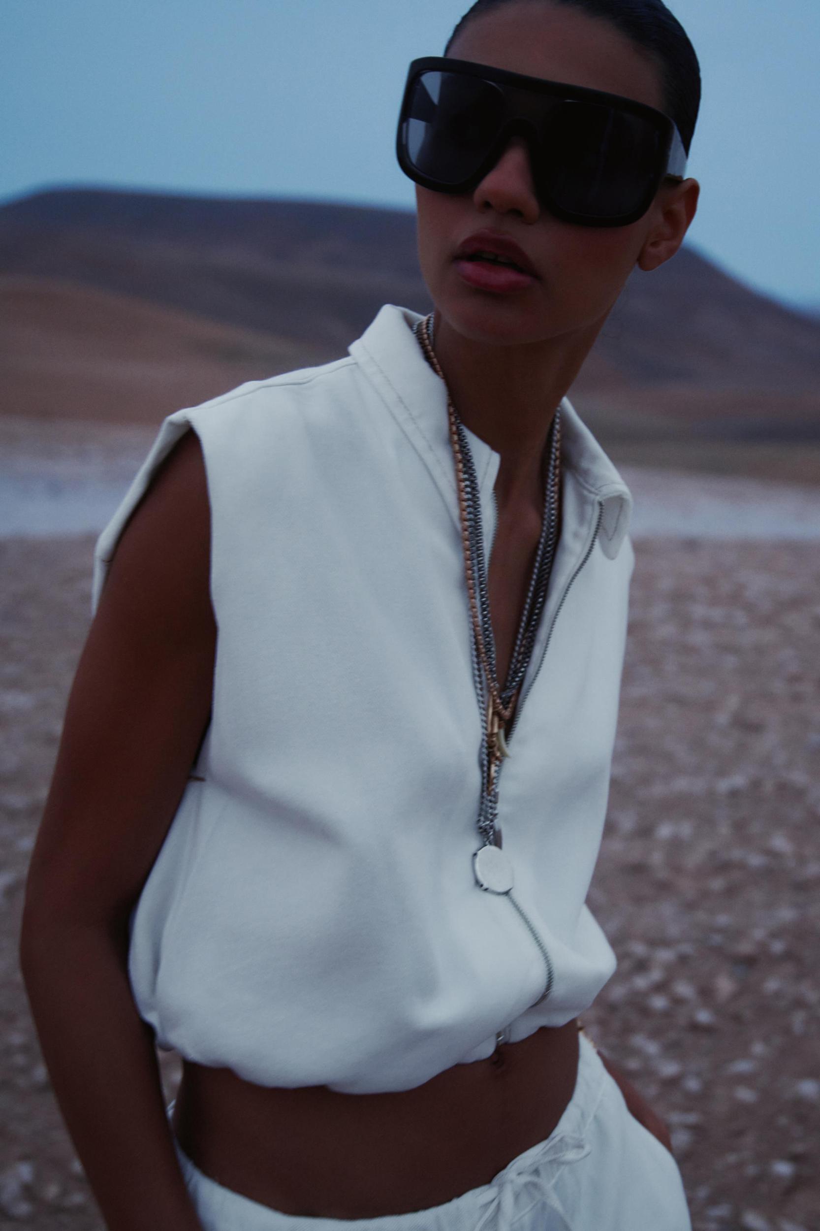 TOPSTITCHING ELASTIC HEM VEST Product Image