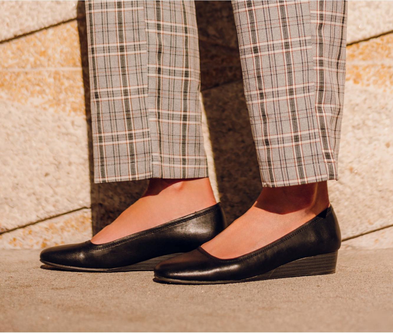 Women's Baretraps Covette Casual Flats Product Image