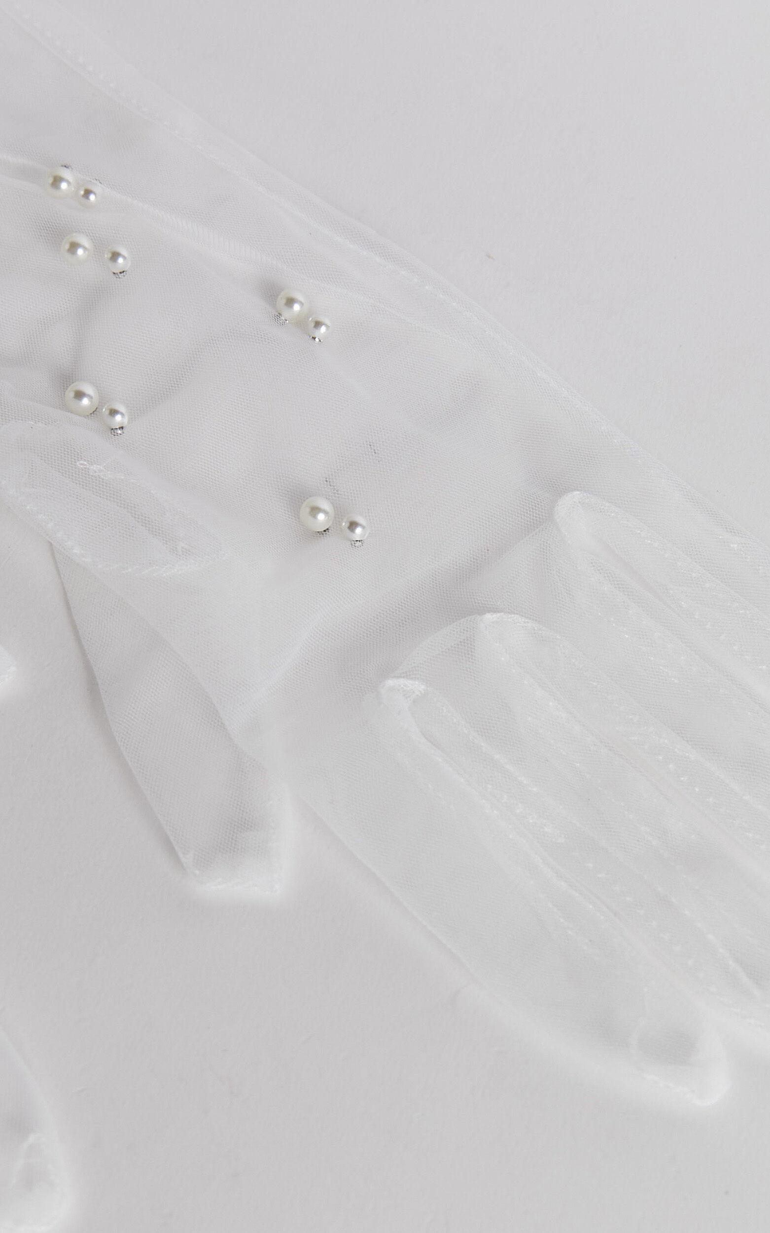 Ceceilla Pearl Gloves in White Product Image