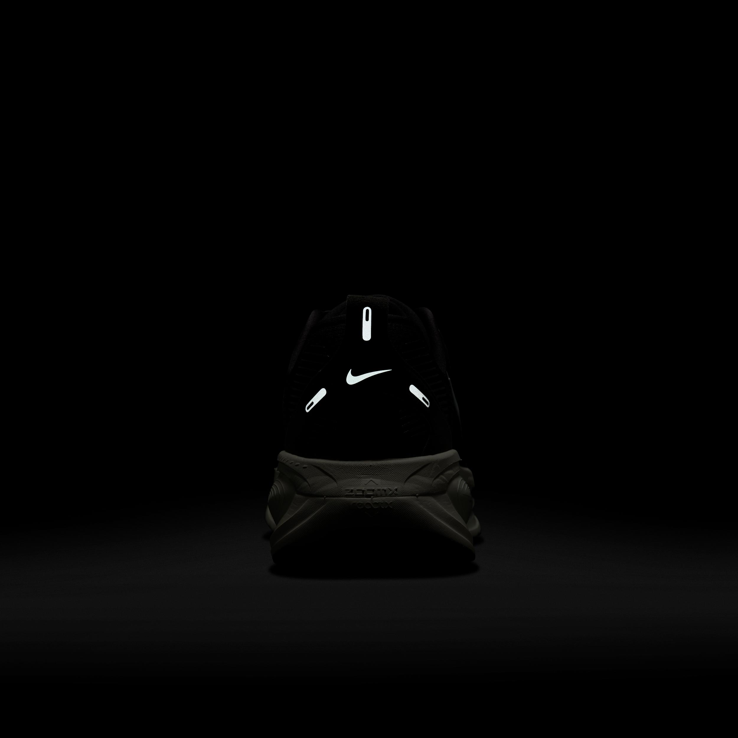 Nike Men's Vomero 18 Road Running Shoes (Extra Wide) Product Image