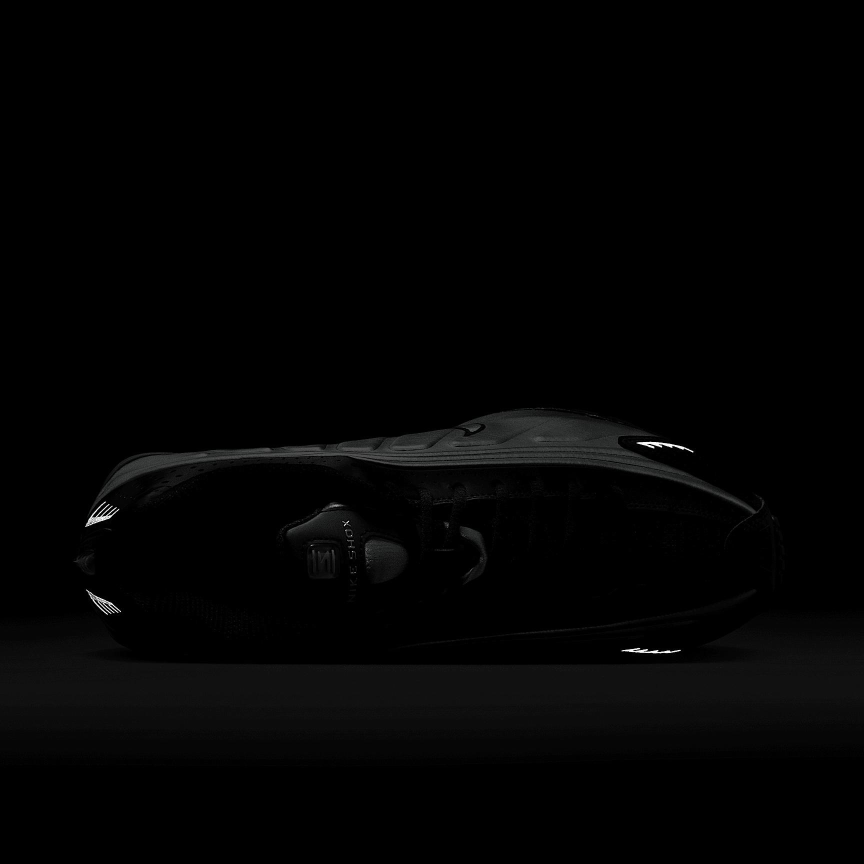 Nike Men's Shox R4 Shoes Product Image