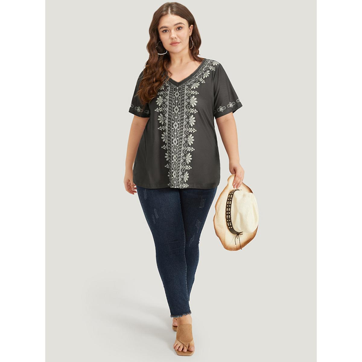 Plus Size Bandana Print V Neck Short Sleeve T-shirt Gray Women Casual Printed Bohemian Print V-neck Dailywear T-shirts BloomChic 30/6X Product Image