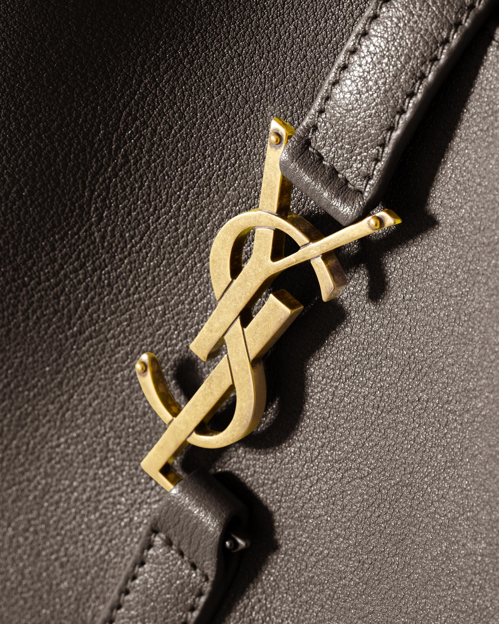 LE 5 À 7 supple SMALL IN GRAINED LEATHER Product Image