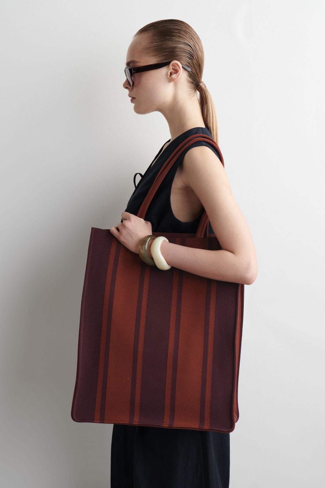 STRIPED TOTE BAG Product Image