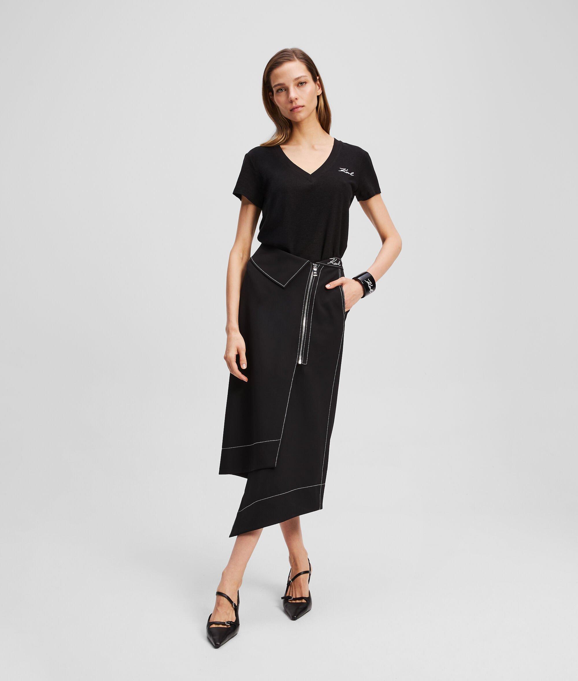 SIGNATURE V-NECK T-SHIRT Product Image