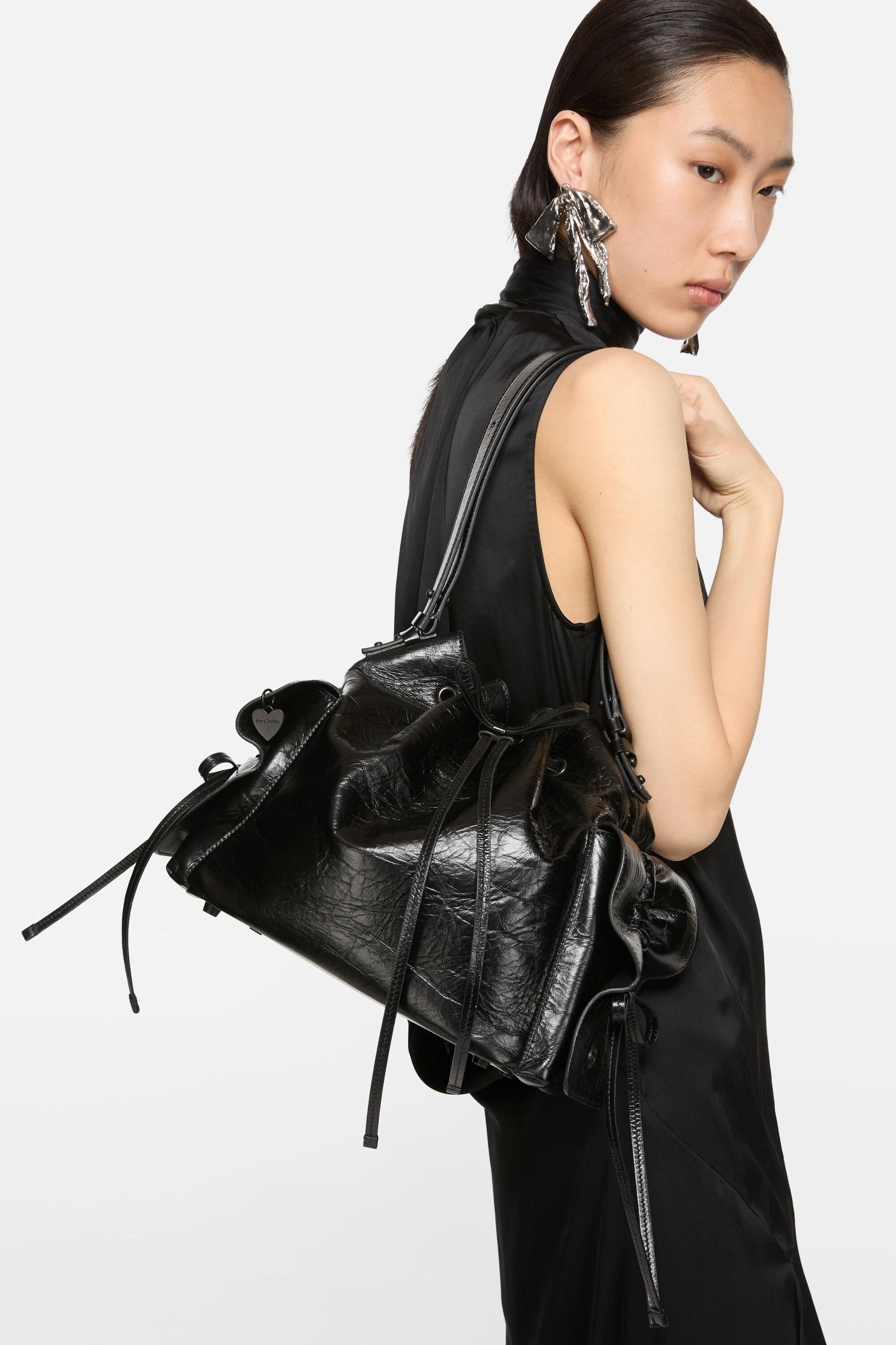 Multipocket bucket bag Product Image