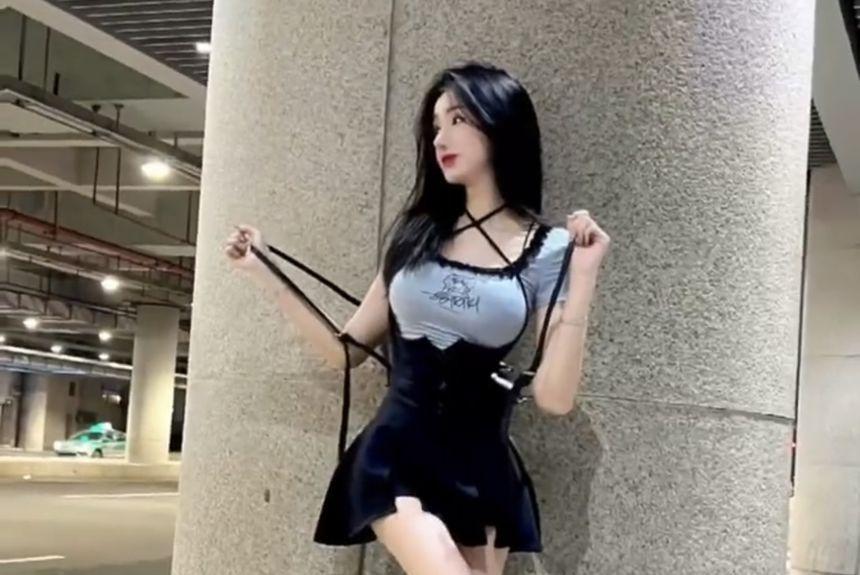 Short-Sleeve Scoop Neck Patterned Print Frill Tee / Plain Slit Button Mini A-Line Jumper Skirt / Set Product Image