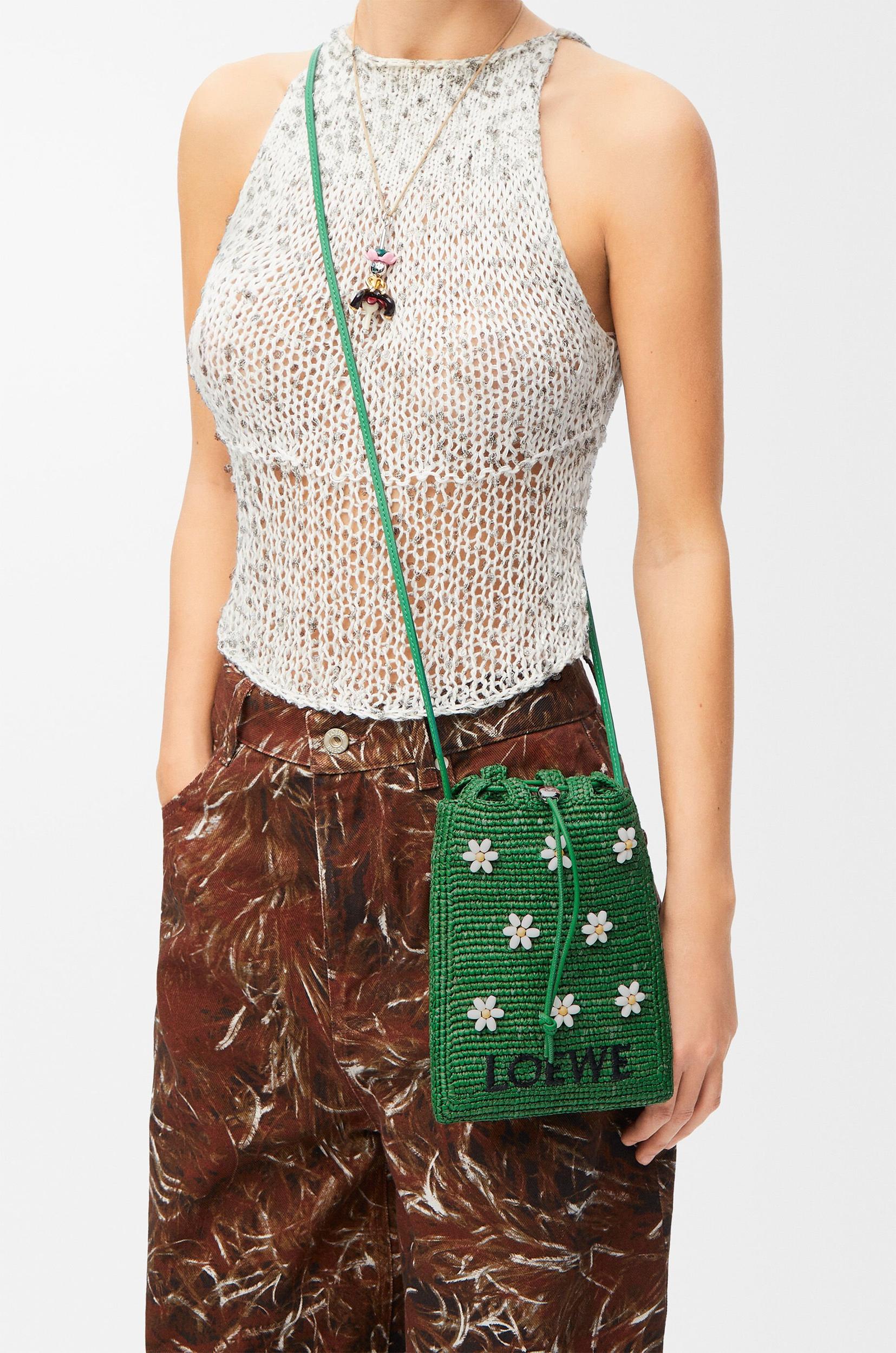 Drawstring pocket in raffia Product Image