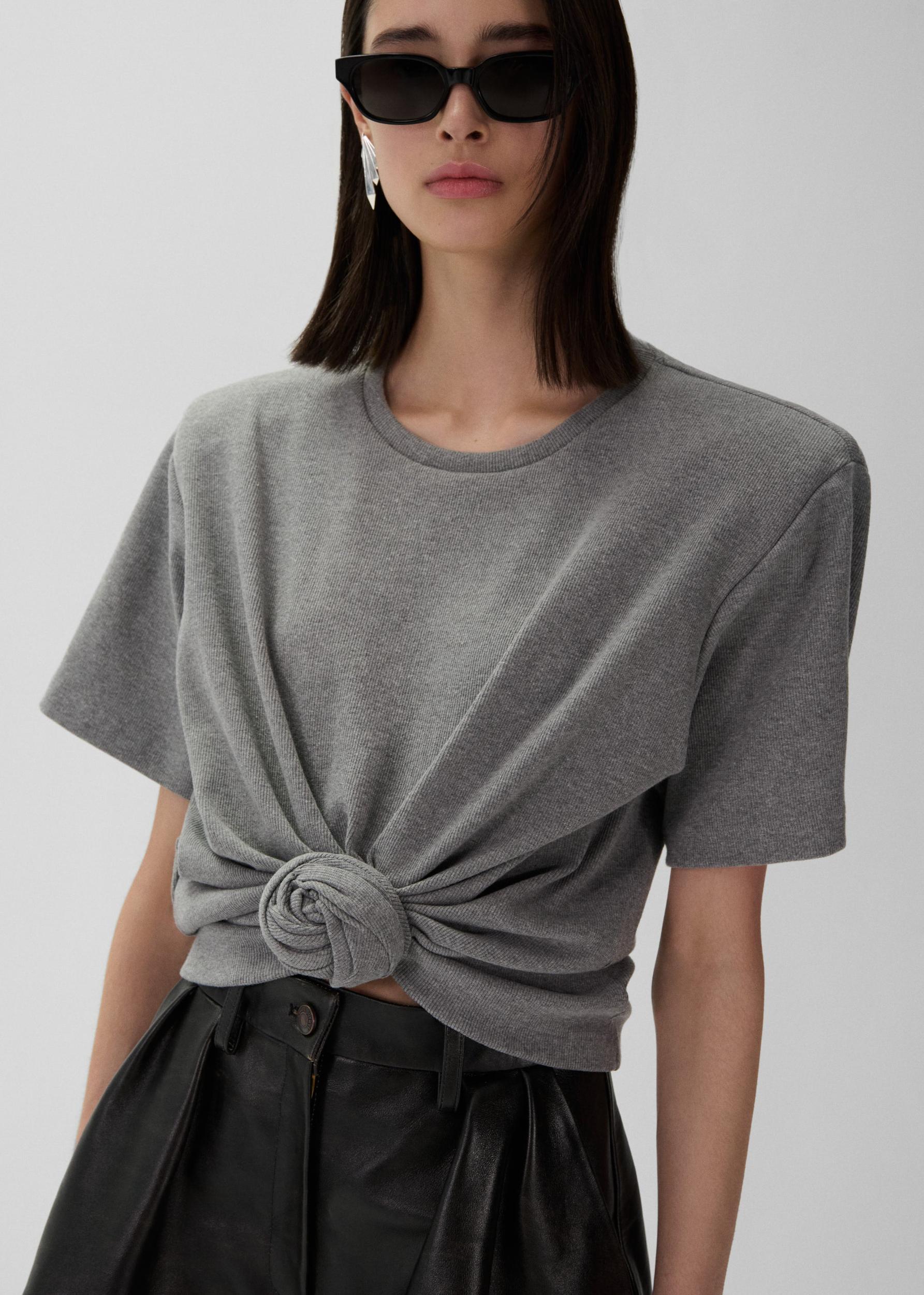 Knotted ribbed t-shirt in grey Product Image