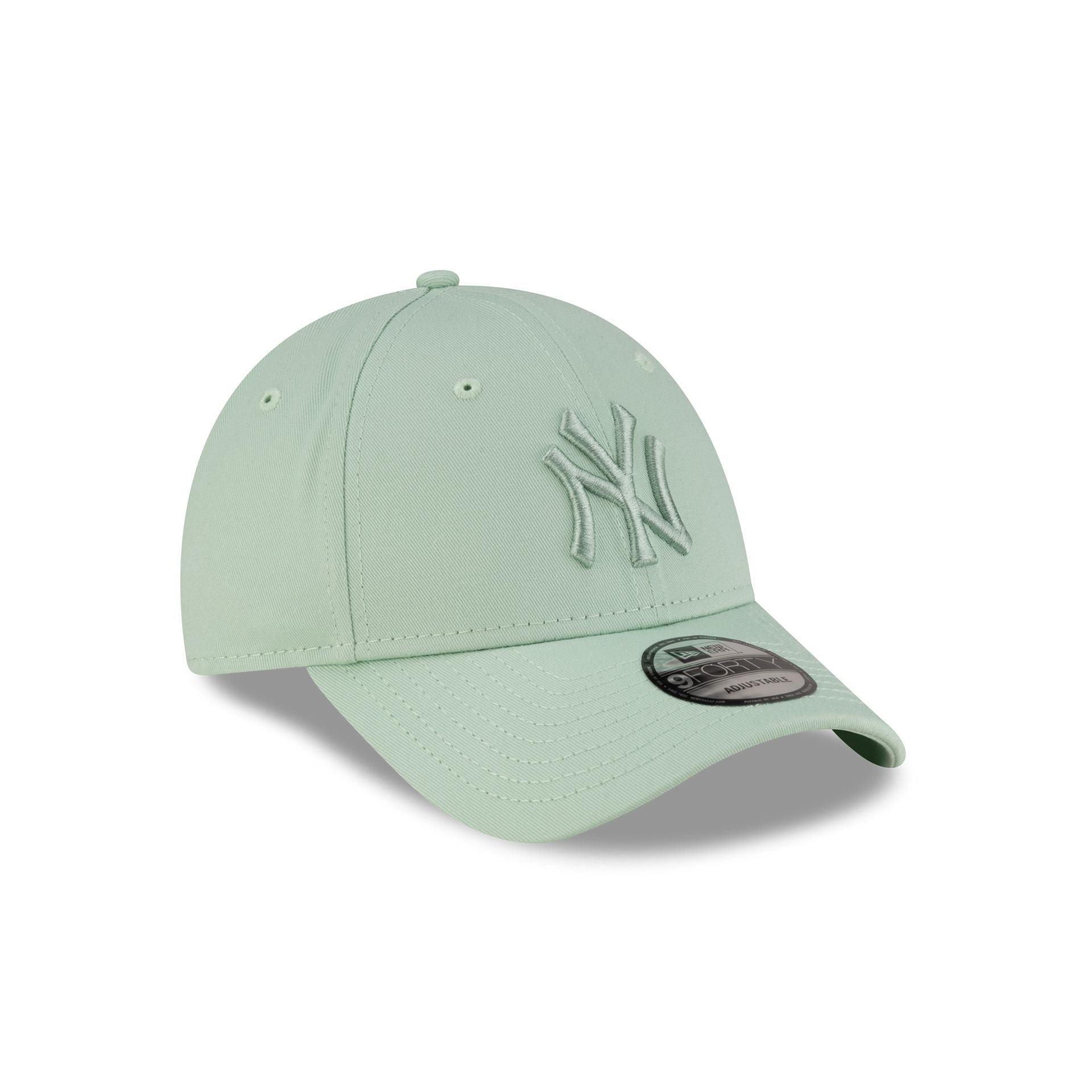 New York Yankees League Essential Pastel Green 9FORTY Adjustable Hat Male Product Image