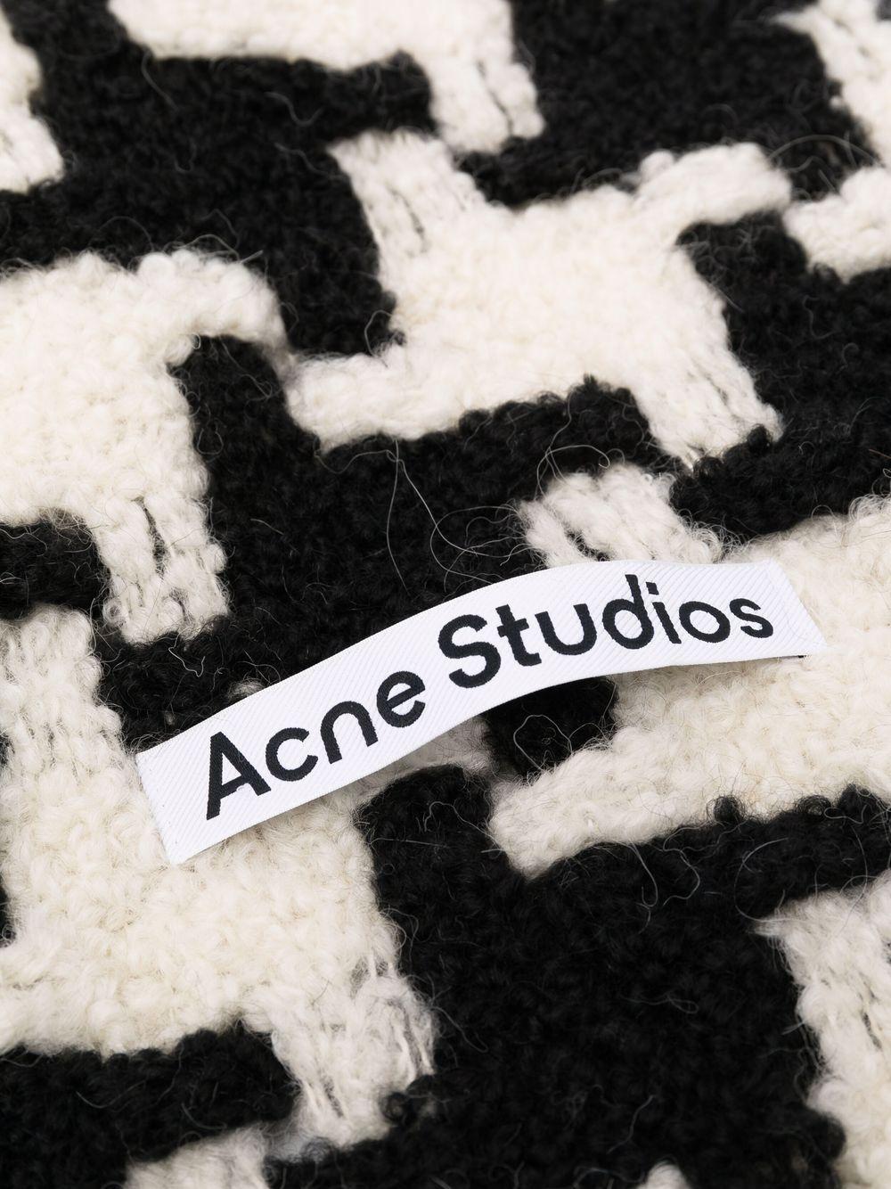 houndstooth-pattern knitted scarf Product Image