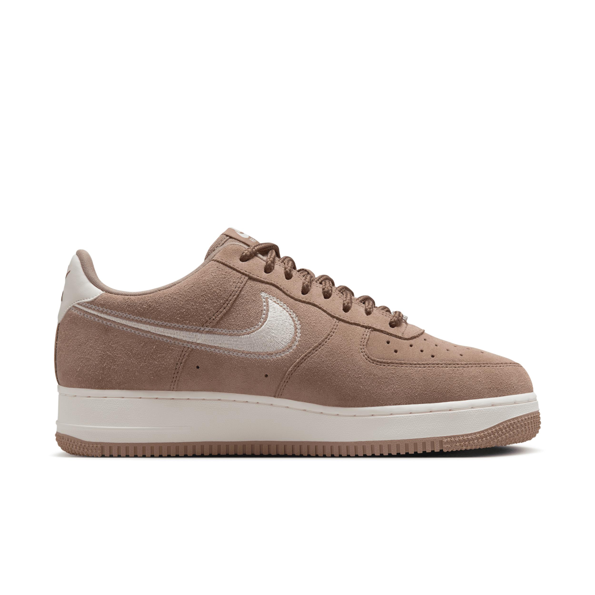 Nike Men's Air Force 1 '07 LV8 Shoes Product Image