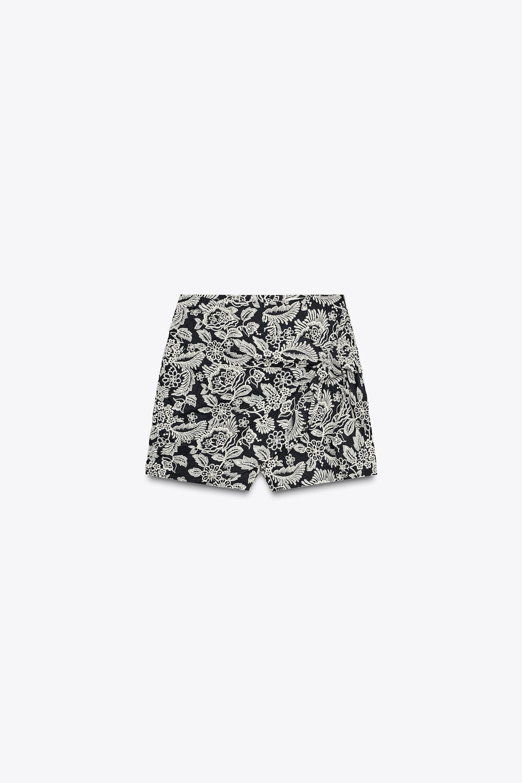 EMBROIDERED KNOT SKORT Product Image