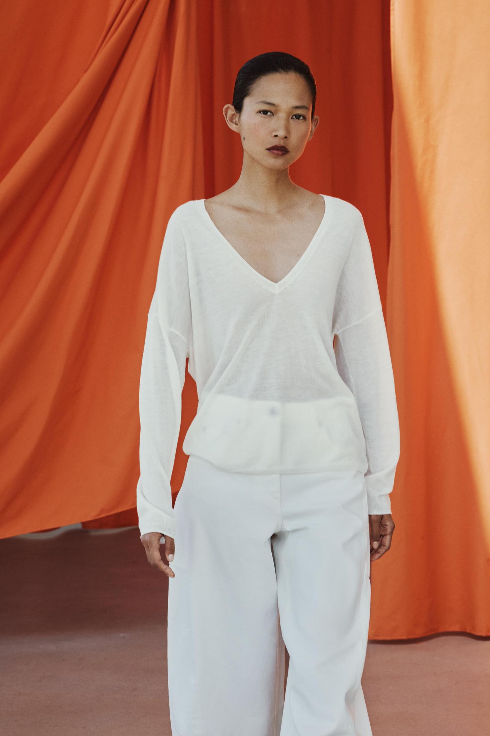 FINE KNIT V-NECK JUMPER Product Image