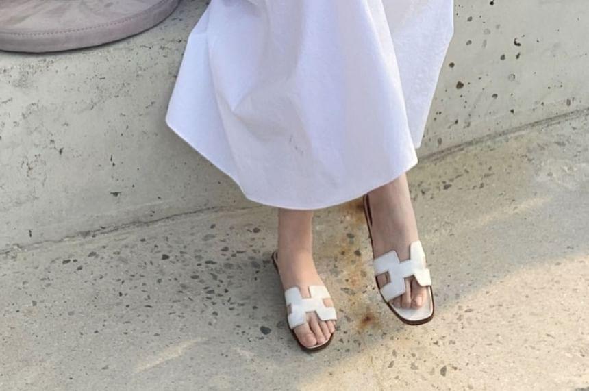 Puff-Sleeve Plain Midi Dress Product Image