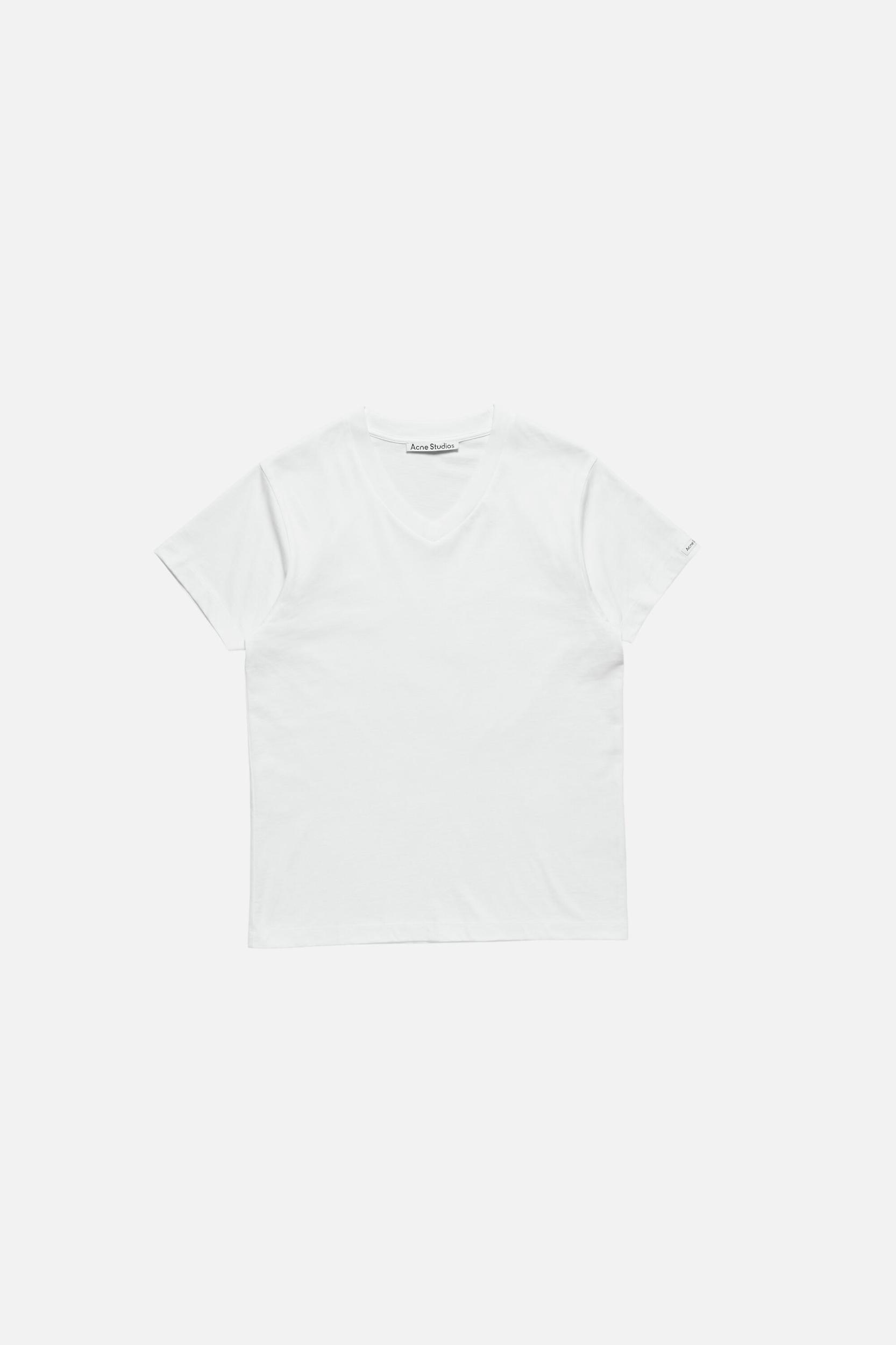Satin label v-neck t-shirt Product Image