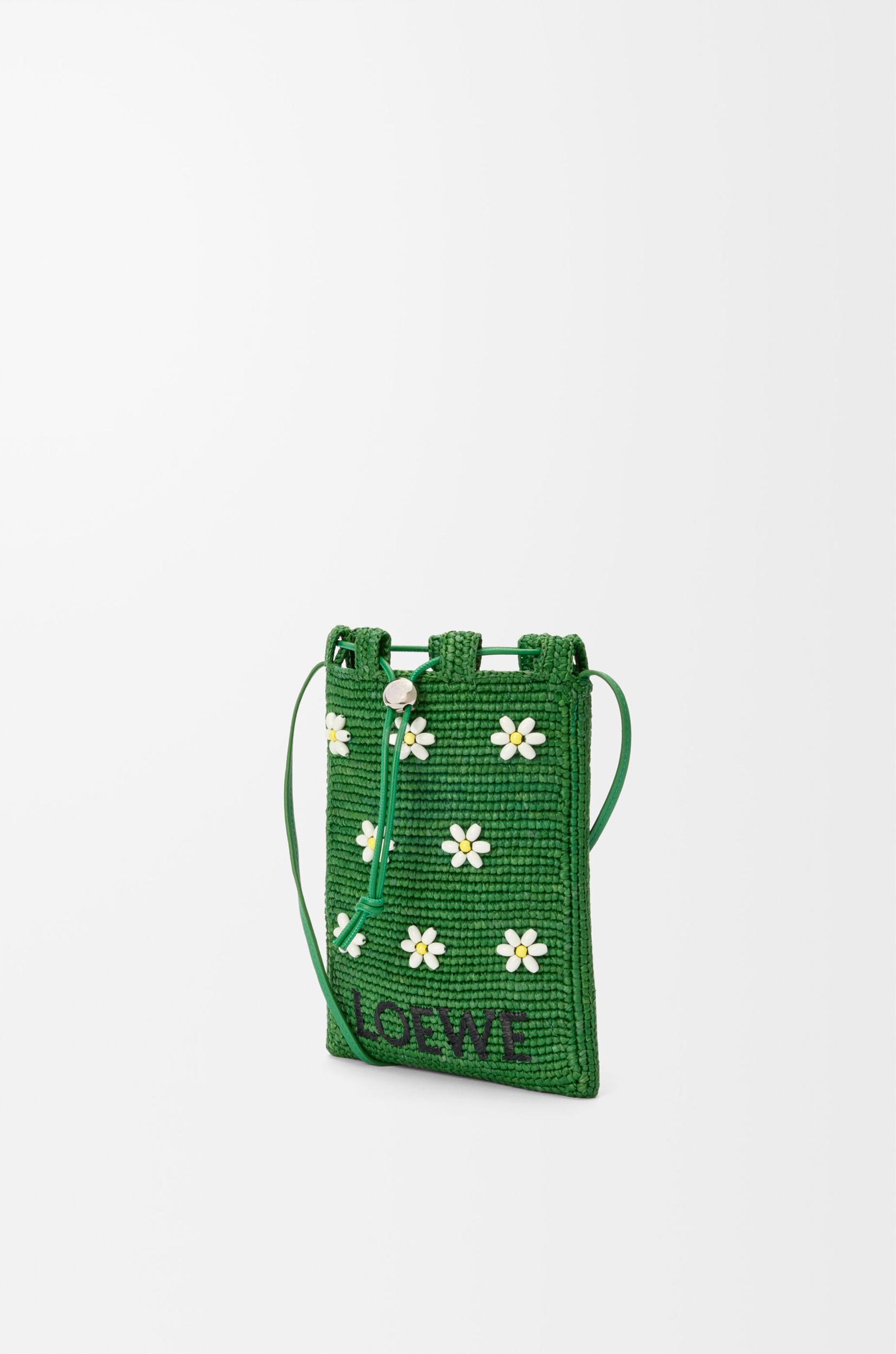 Drawstring pocket in raffia Product Image