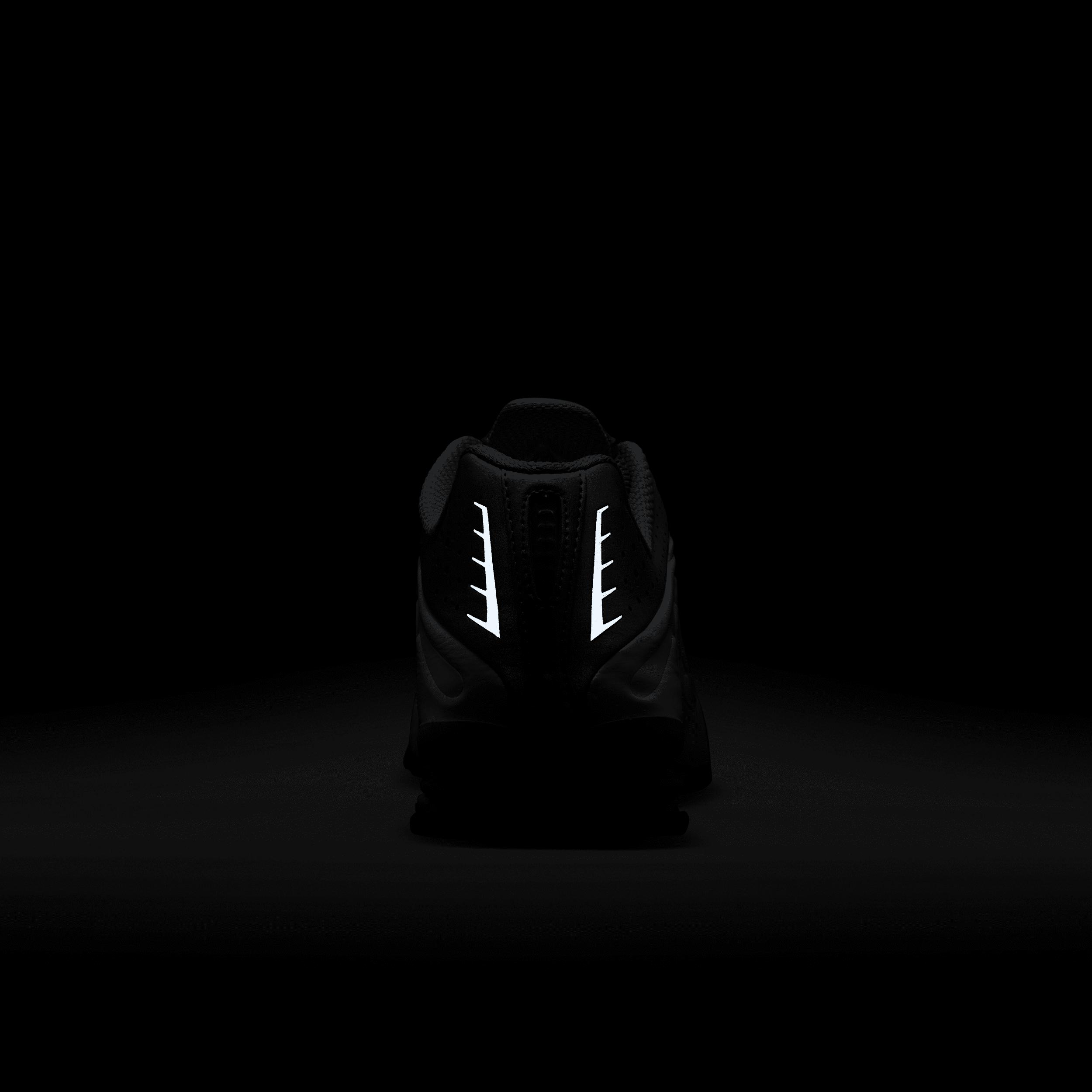 Nike Men's Shox R4 Shoes Product Image