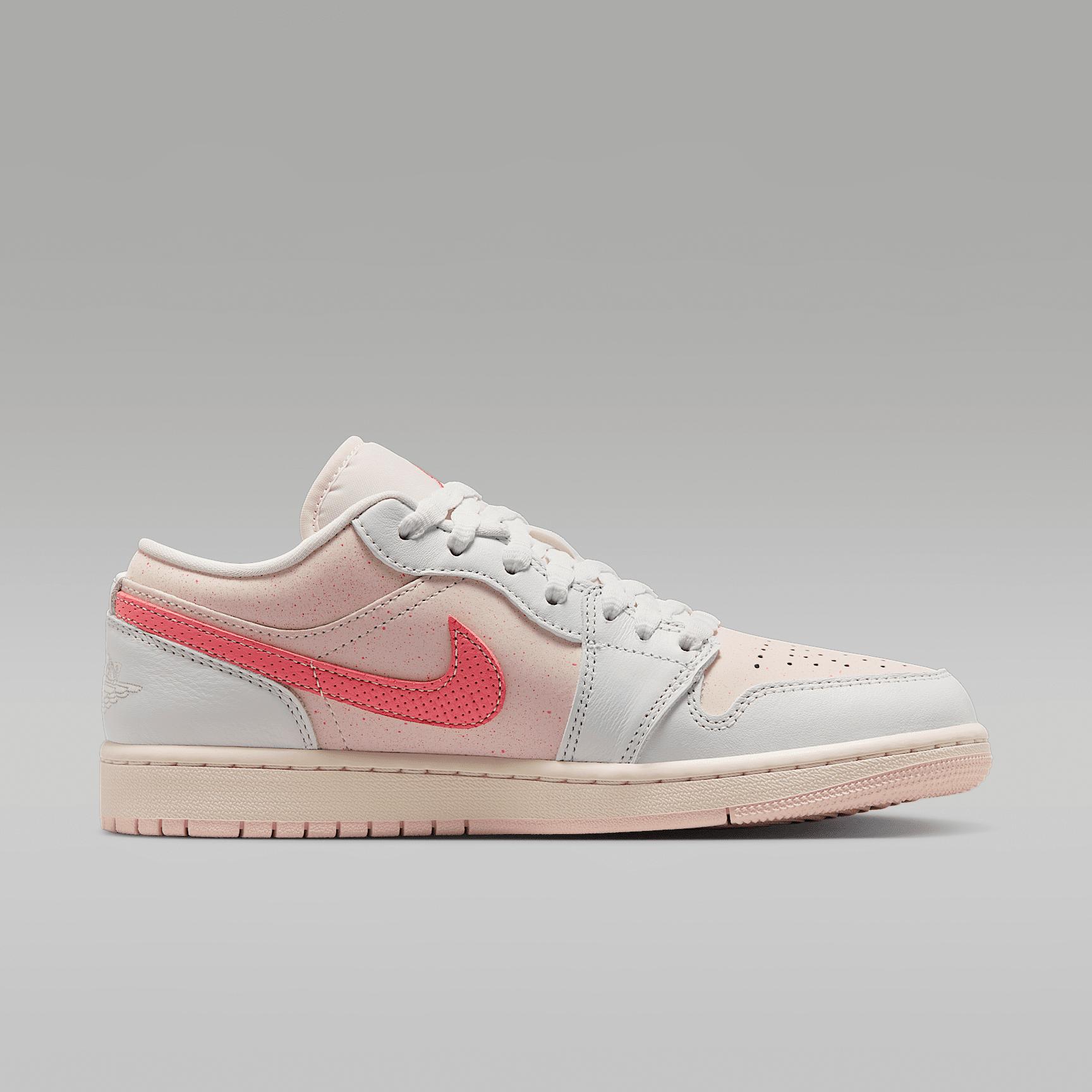 Womens Air Jordan 1 Low SE Shoes | IB8156-133 Product Image