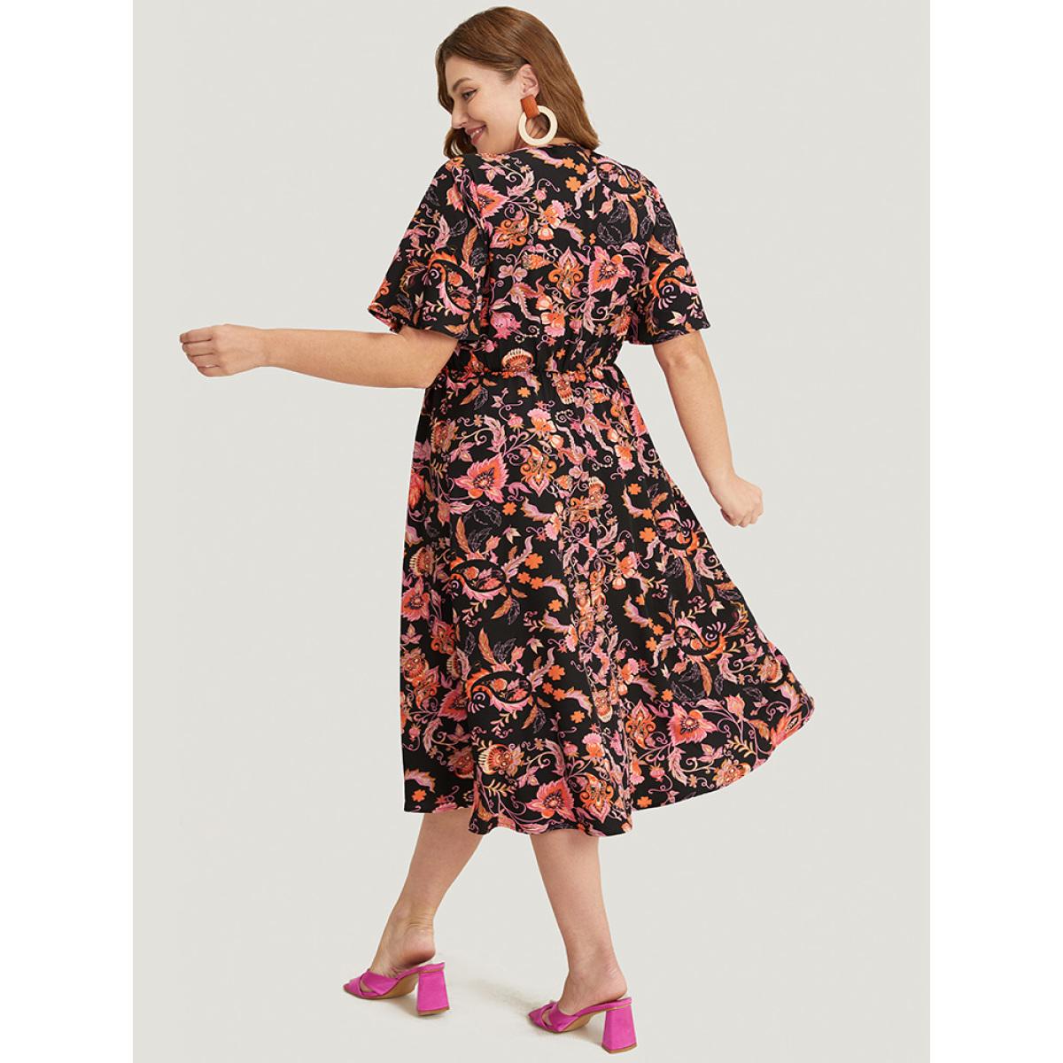 Plus Size Bandana Print Pocket Shirred V Neck Ruffle Hem Dress Black Women Vacation Pocket V-neck Short sleeve Curvy Midi Dress BloomChic 26/4X Product Image