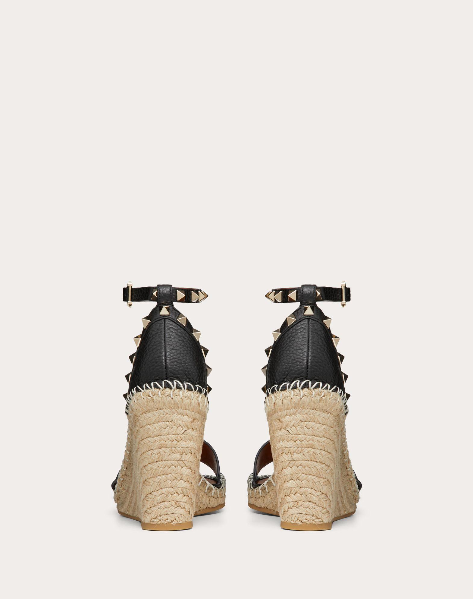 DOUBLE ROCKSTUD GRAINY CALFSKIN WEDGE SANDAL 105 MM Product Image