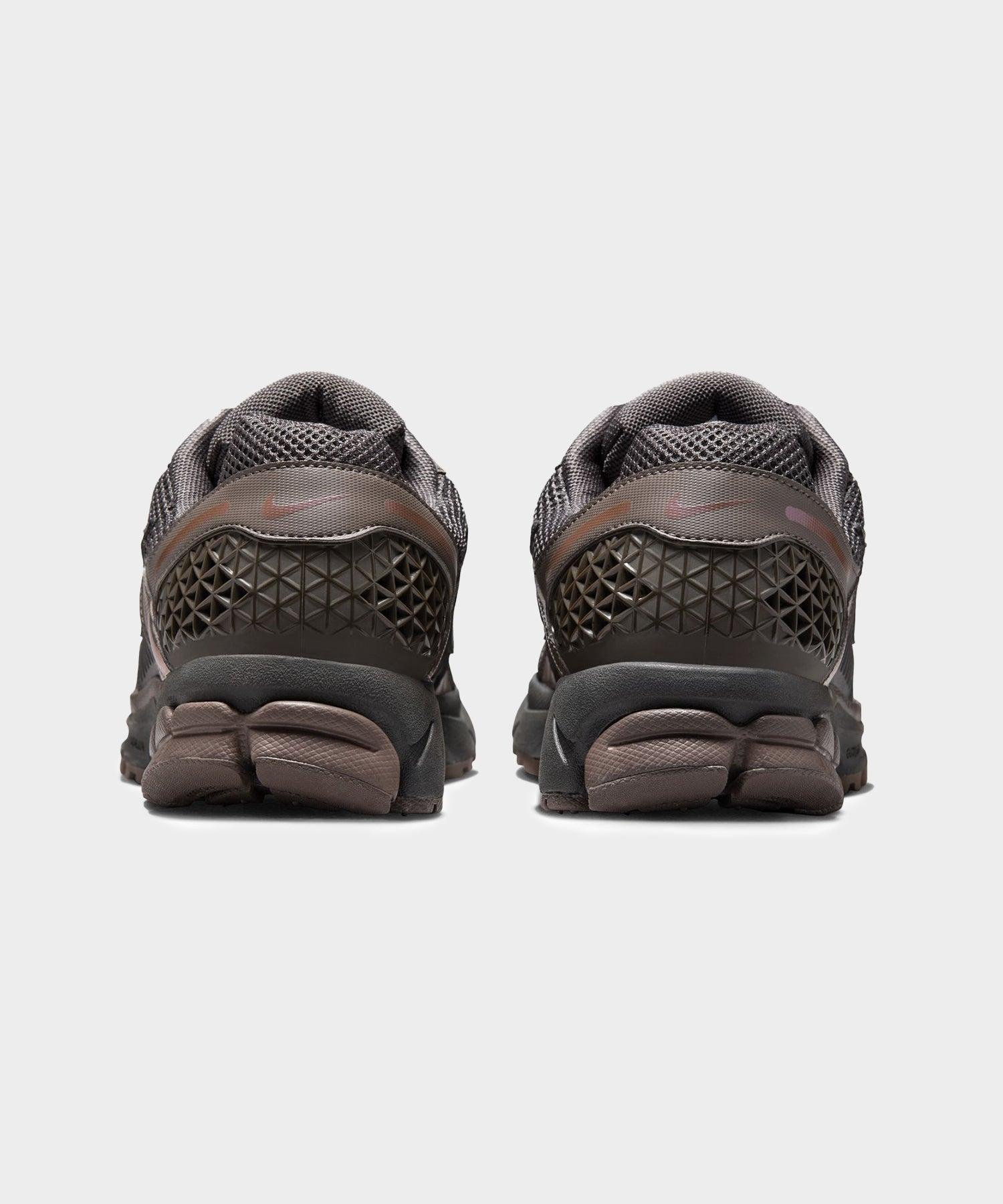 Nike Zoom Vomero 5 Sneaker Product Image