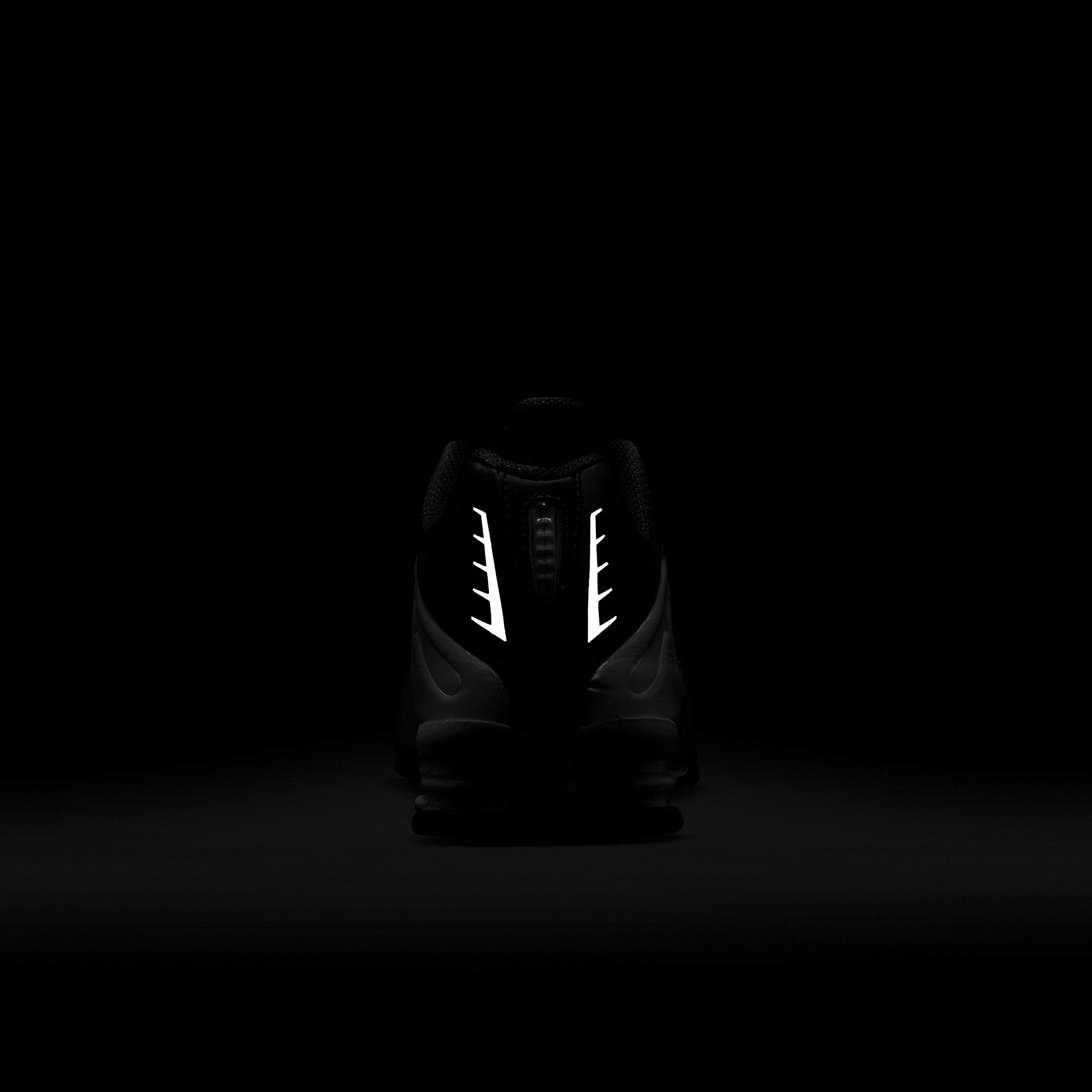 Nike Men's Shox R4 Shoes Product Image