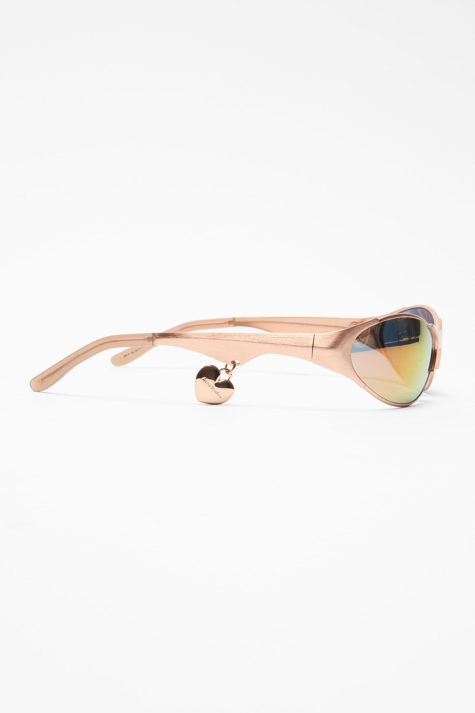 Metal frame charm sunglasses Product Image