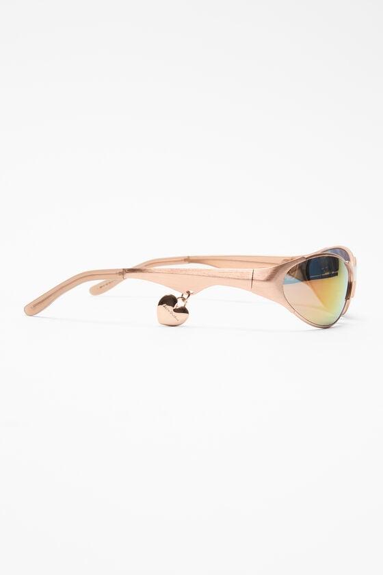 Metal frame charm sunglasses Product Image