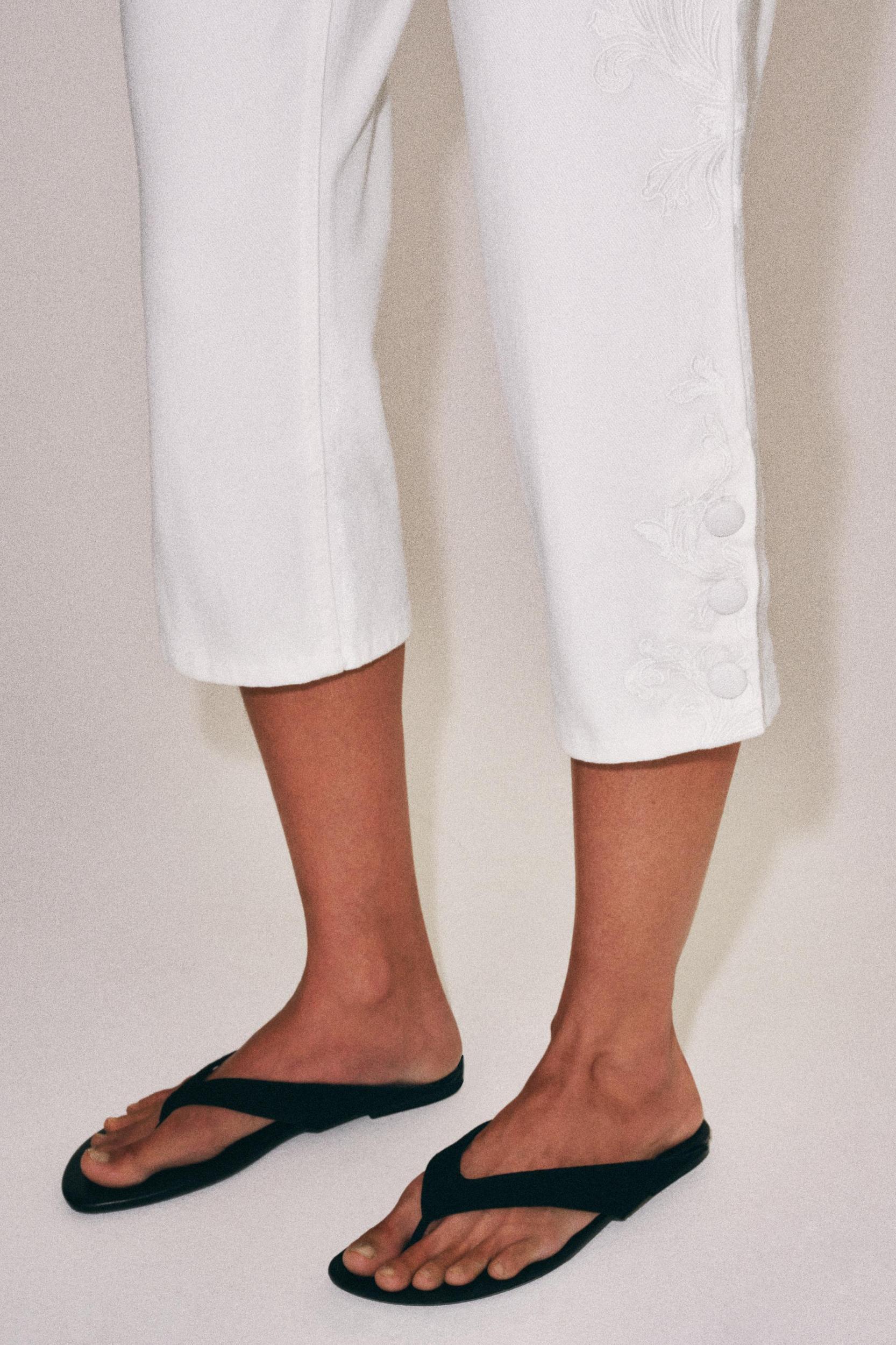 ZW COLLECTION EMBROIDERED MID-RISE CAPRI JEANS Product Image