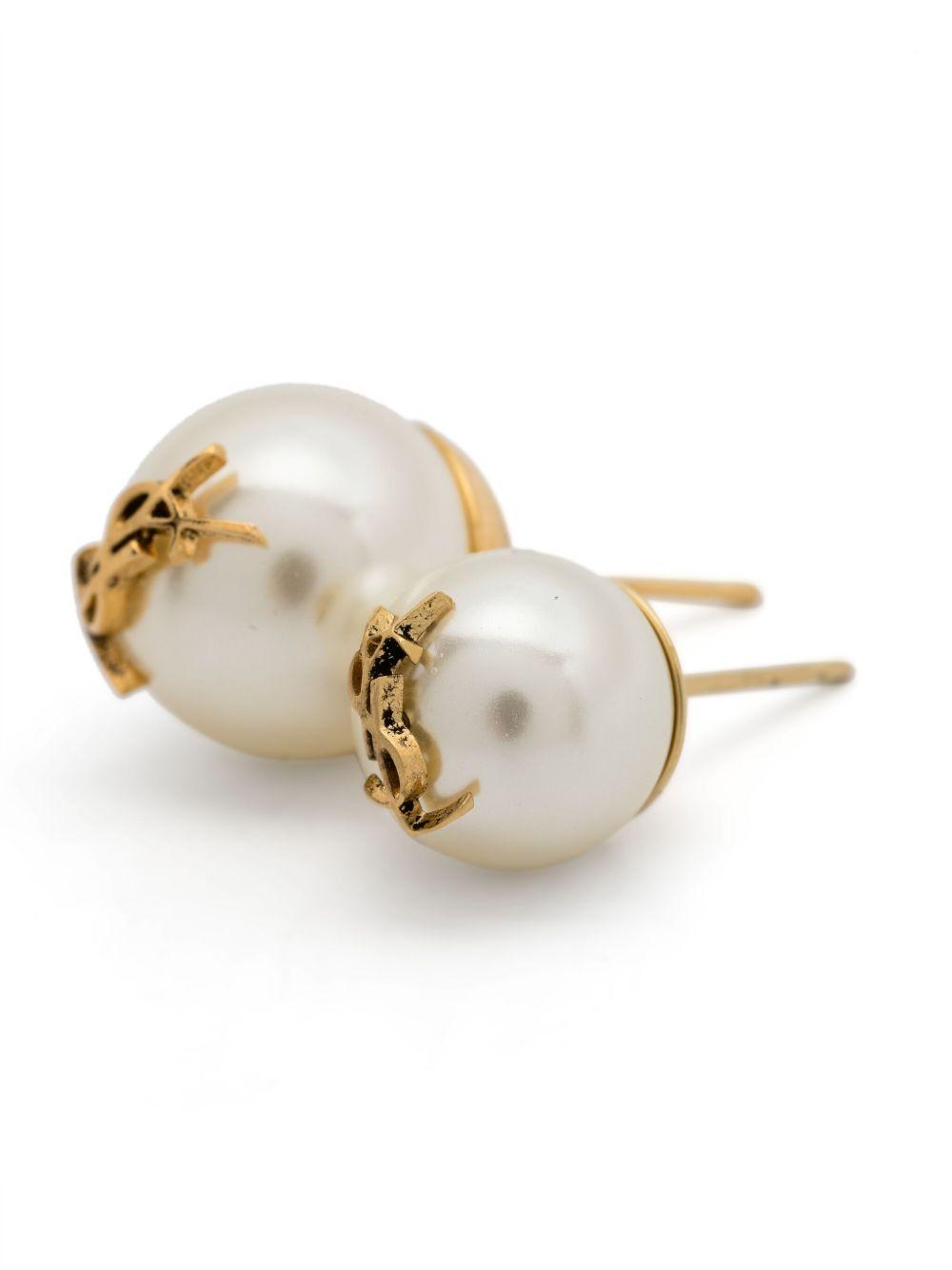 logo-plaque pearl stud earrings Product Image