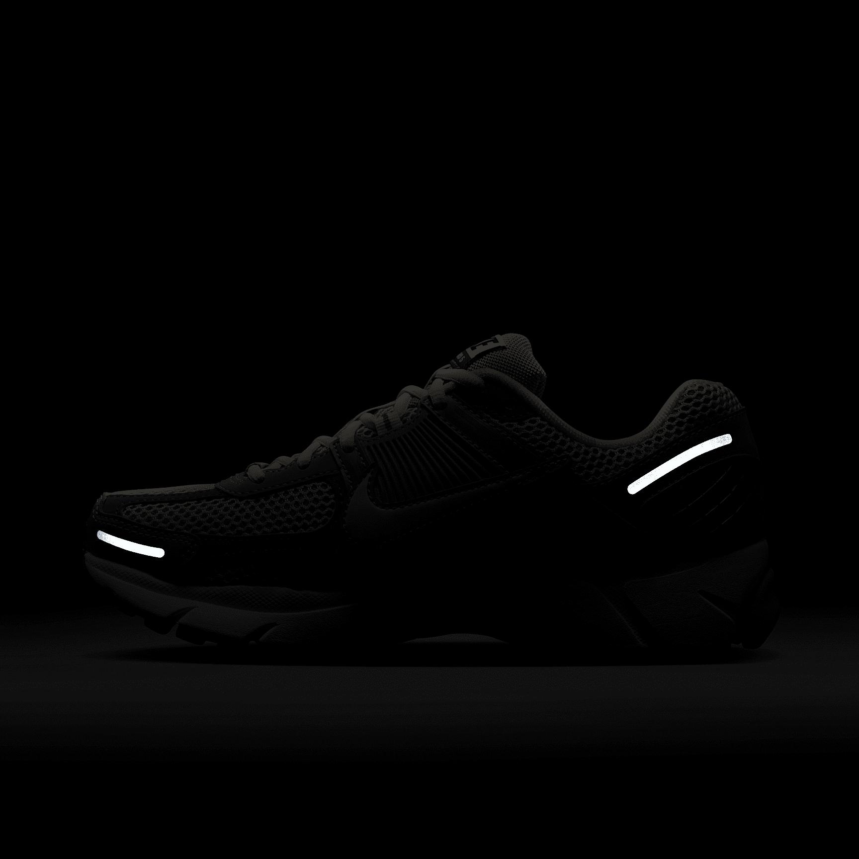 Nike Womens Zoom Vomero Shoes | HV0826-247 Product Image