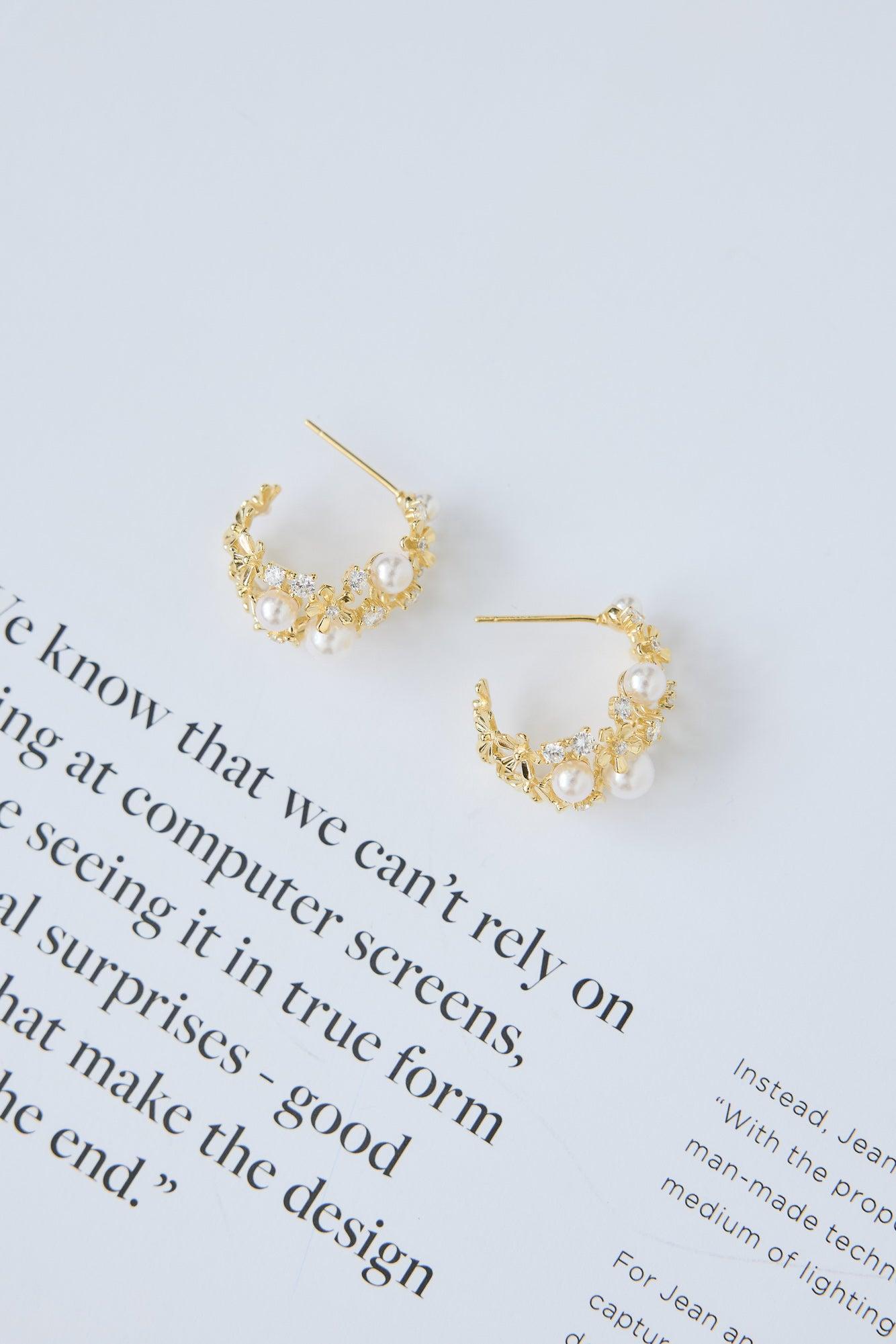Looks Like Love Earrings Gold Product Image