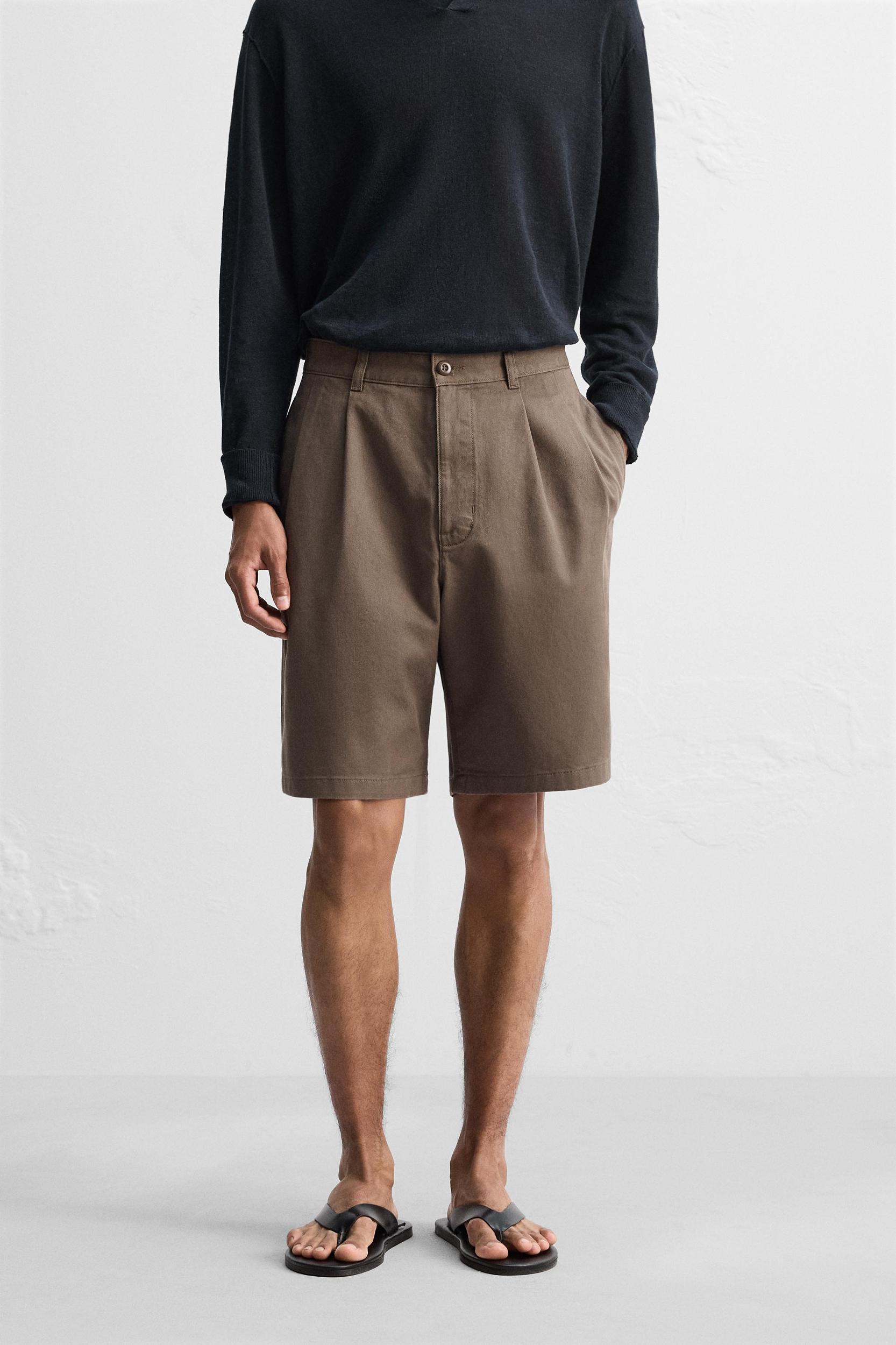 RELAXED FIT PLEATED SHORTS Product Image