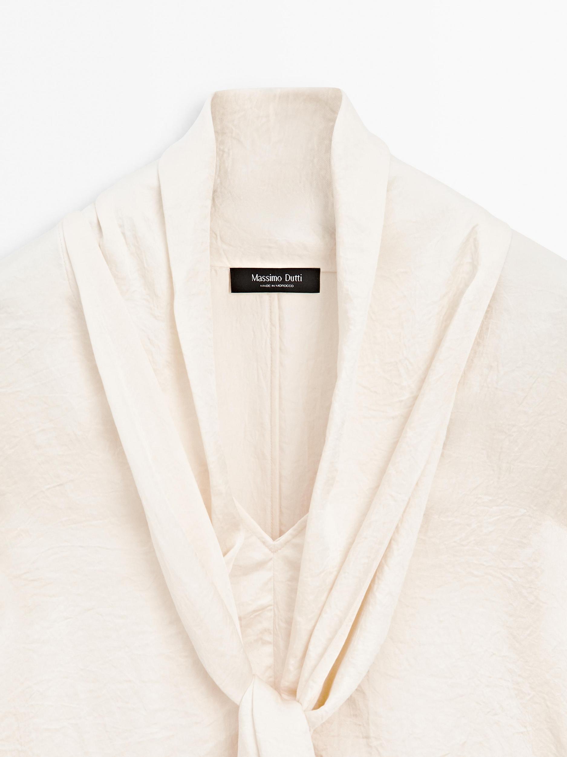 Flowing blouse with tie Product Image